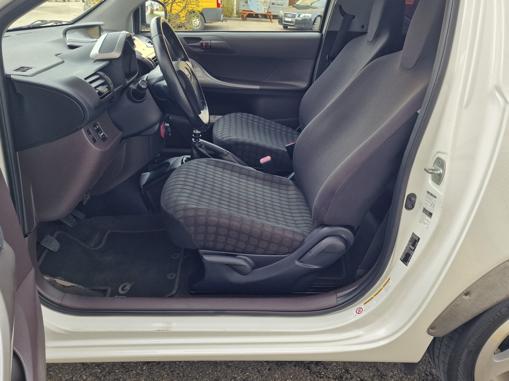 TOYOTA iQ2 1.0 VVT-i-image-7