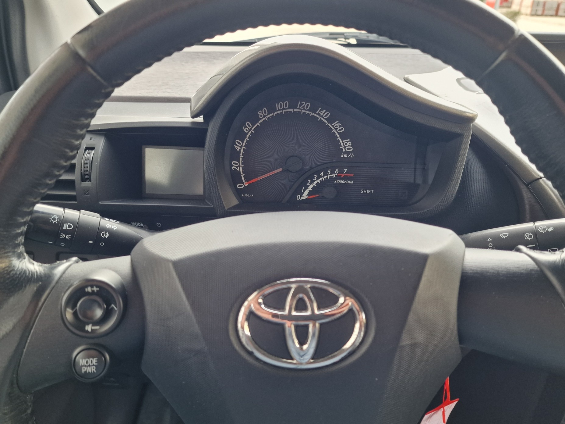 TOYOTA iQ2 1.0 VVT-i-image-8