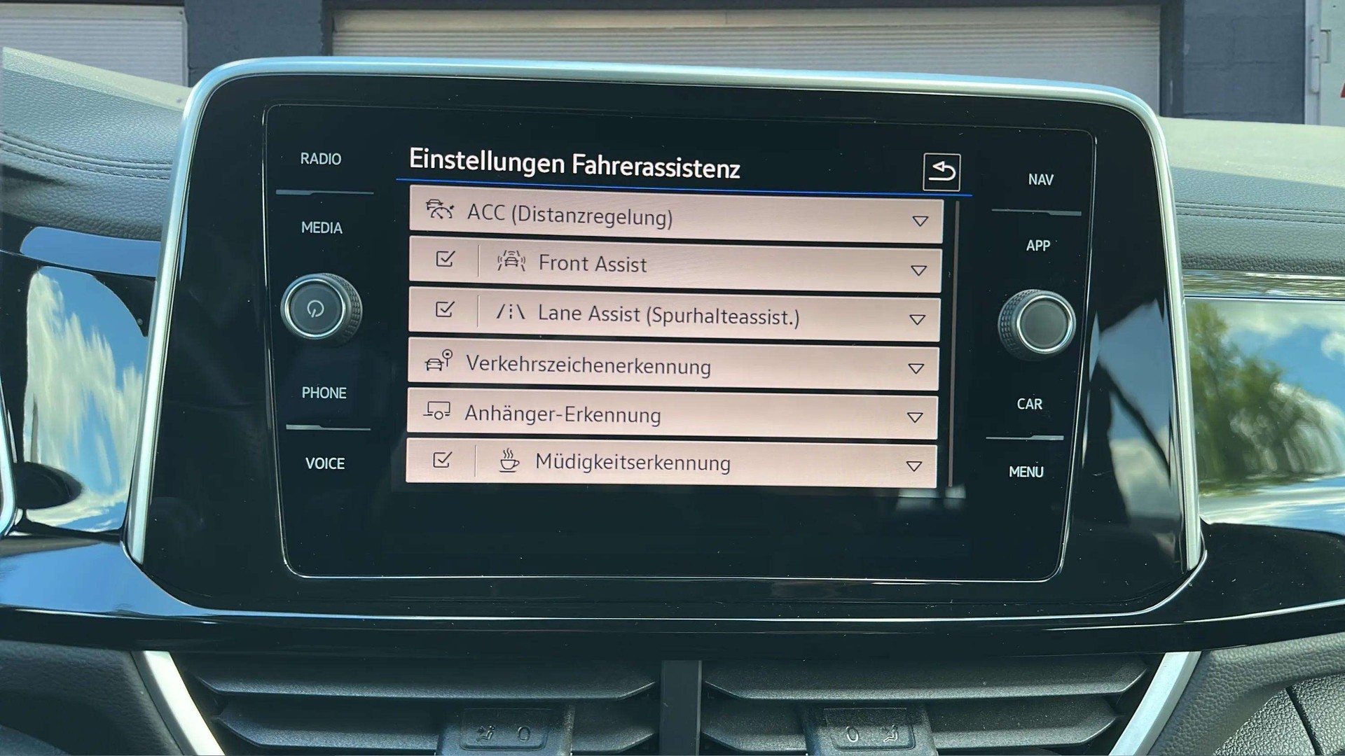 VW T-Roc 2.0 TSI R-Line DSG 4Motion mit AHK & Werksgarantie-image-17