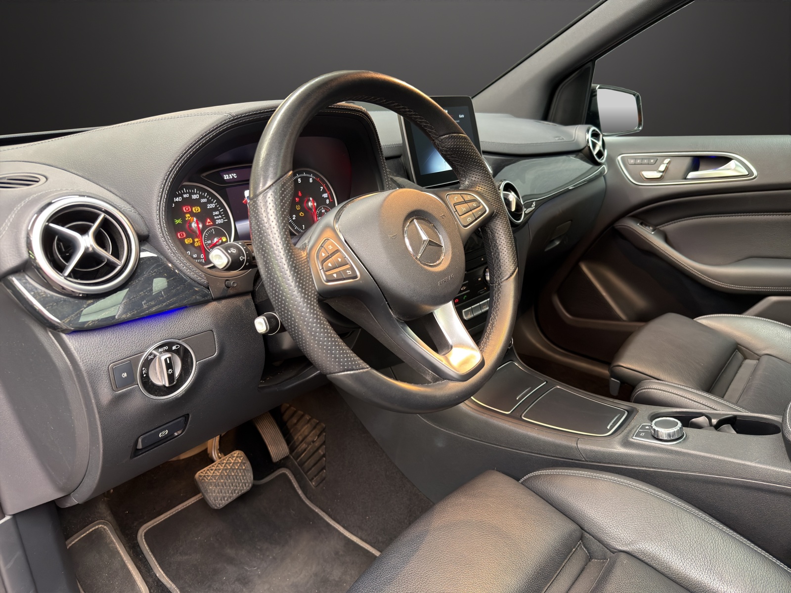 MERCEDES-BENZ B 220 Urban 4Matic-image-6