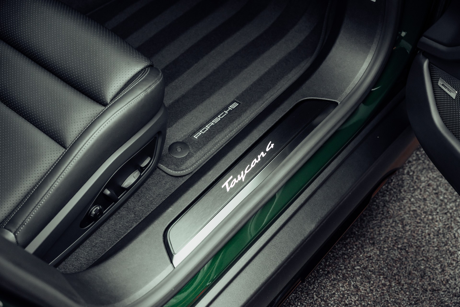 PORSCHE Taycan 4 Cross Turismo Performance Batterie Plus 105kWh-image-18