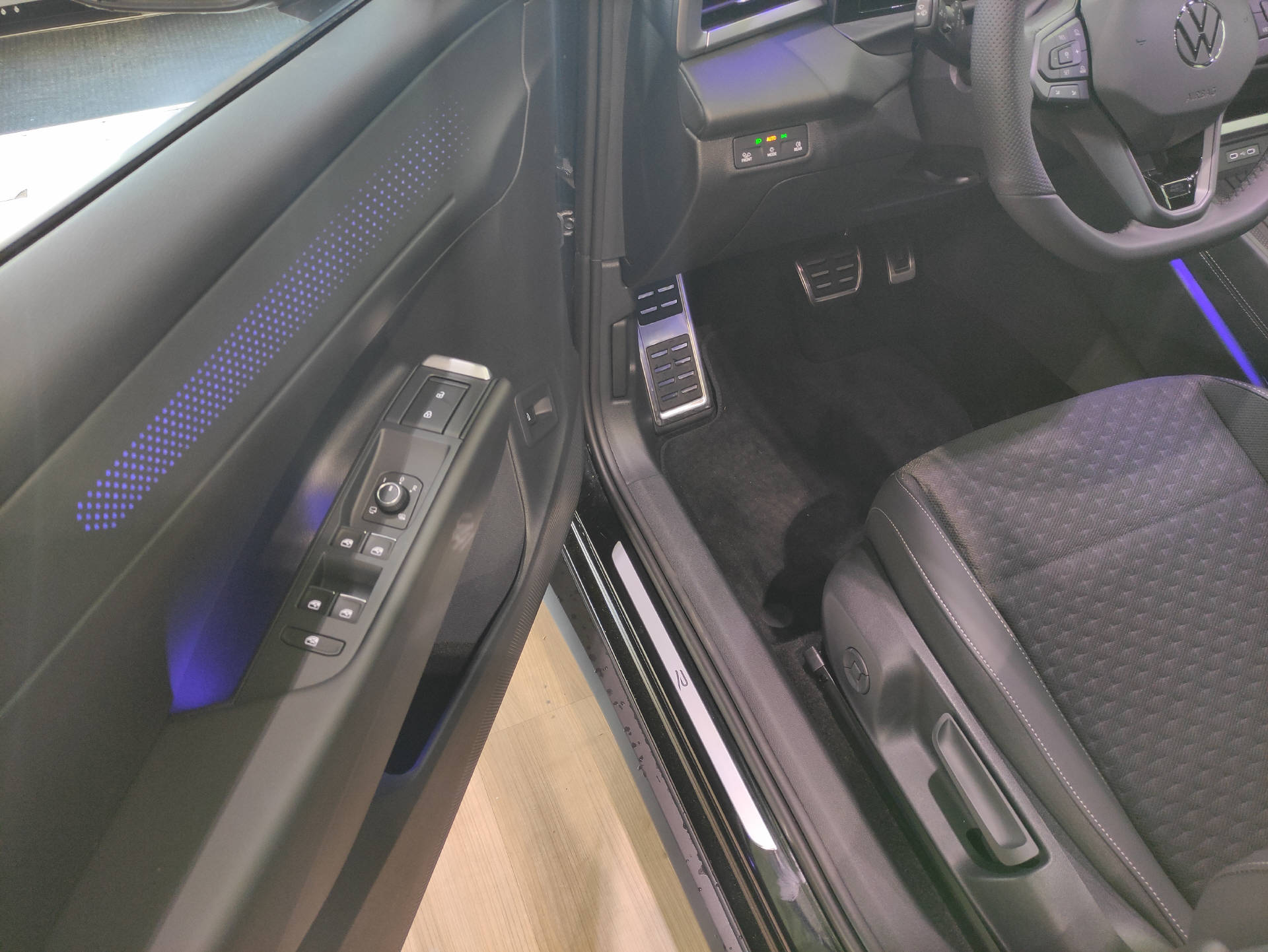 VW T-Roc 1.5 eTSI R-Line Black-Style DSG-showroom-element-3