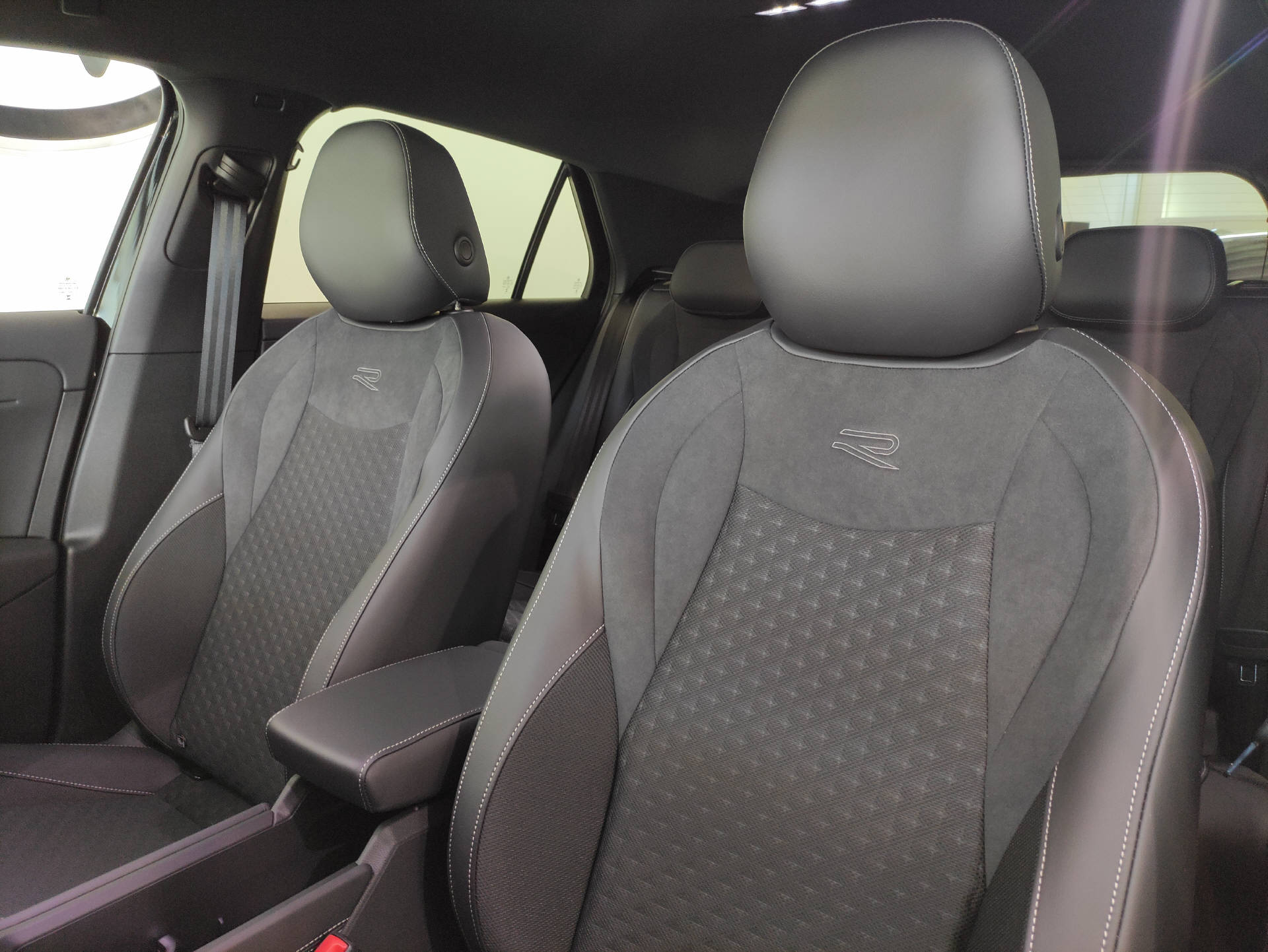 VW T-Roc 1.5 eTSI R-Line Black-Style DSG-image-4