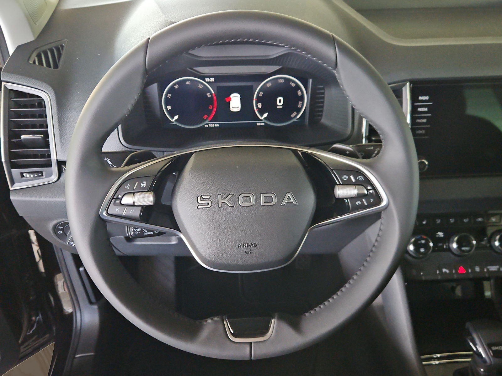 SKODA Karoq 1.5 TSI Dynamic DSG-image-10