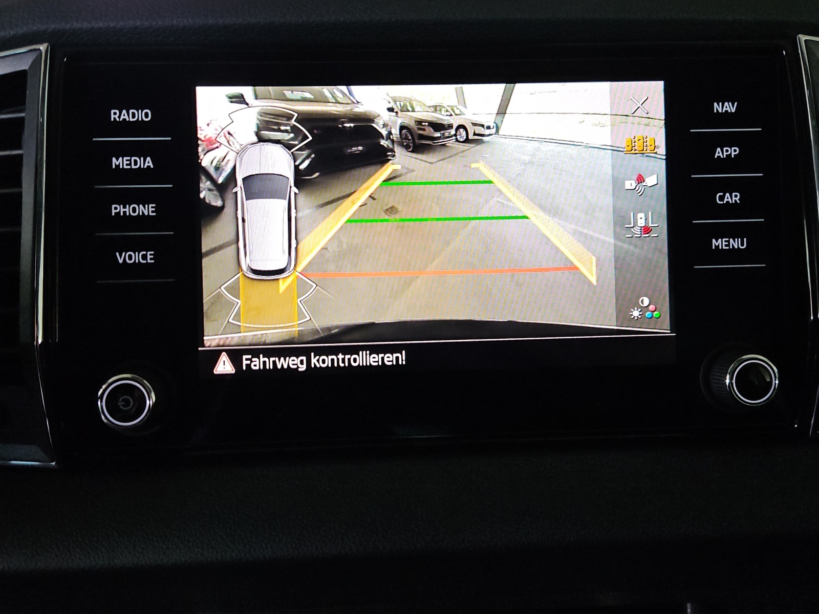 SKODA Karoq 1.5 TSI Dynamic DSG-image-14