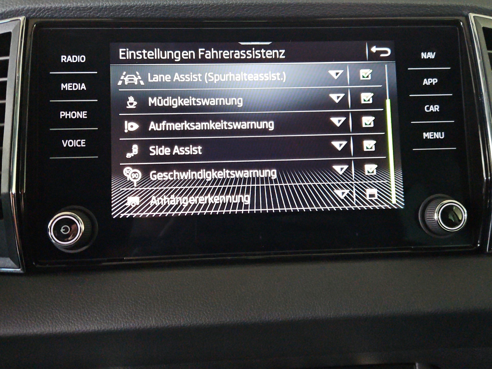SKODA Karoq 1.5 TSI Dynamic DSG-image-16