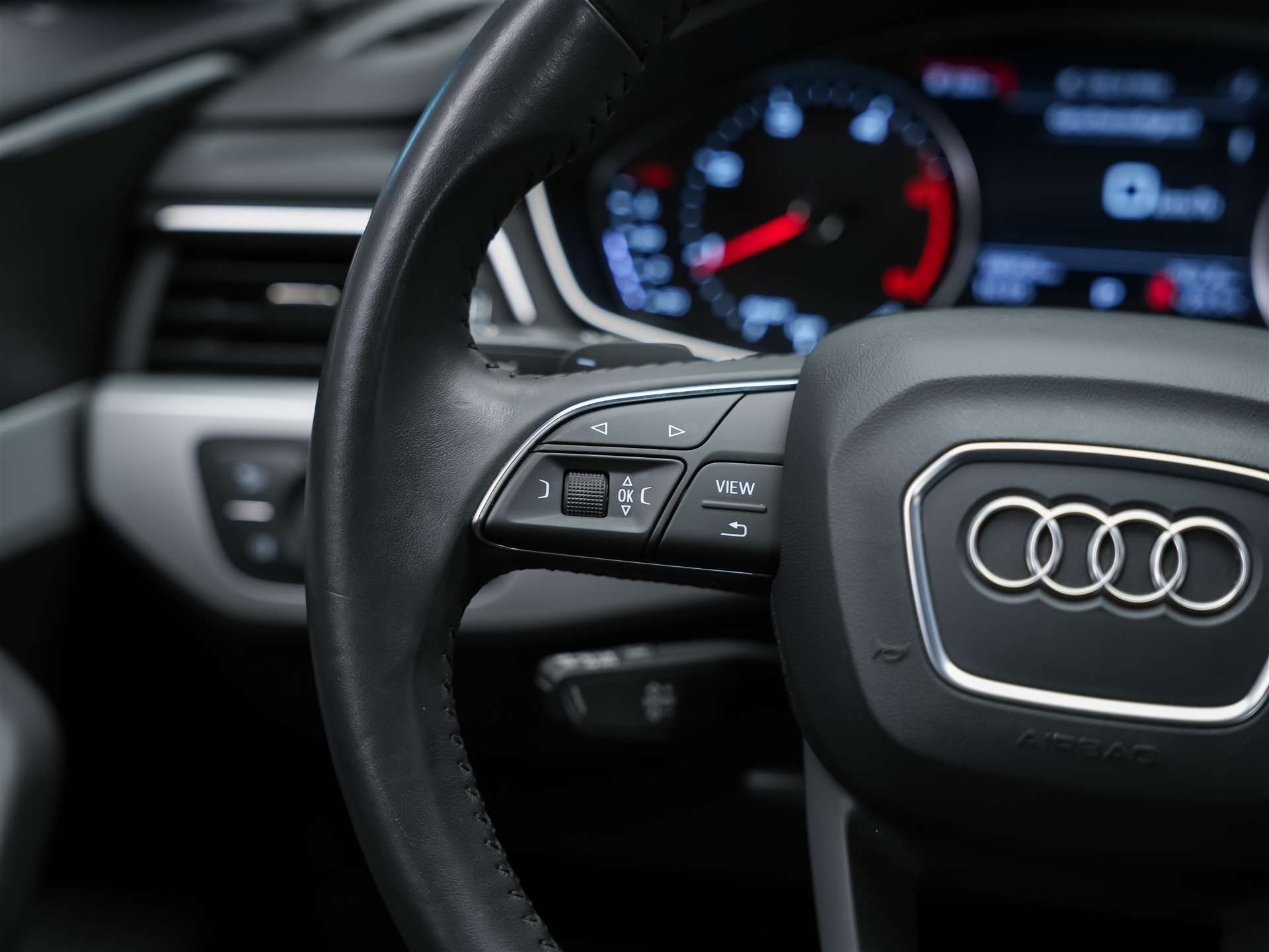 AUDI A4 Avant 2.0 TDI S-tronic *CH Auto*Tempomat* Sitzheizung*-image-25