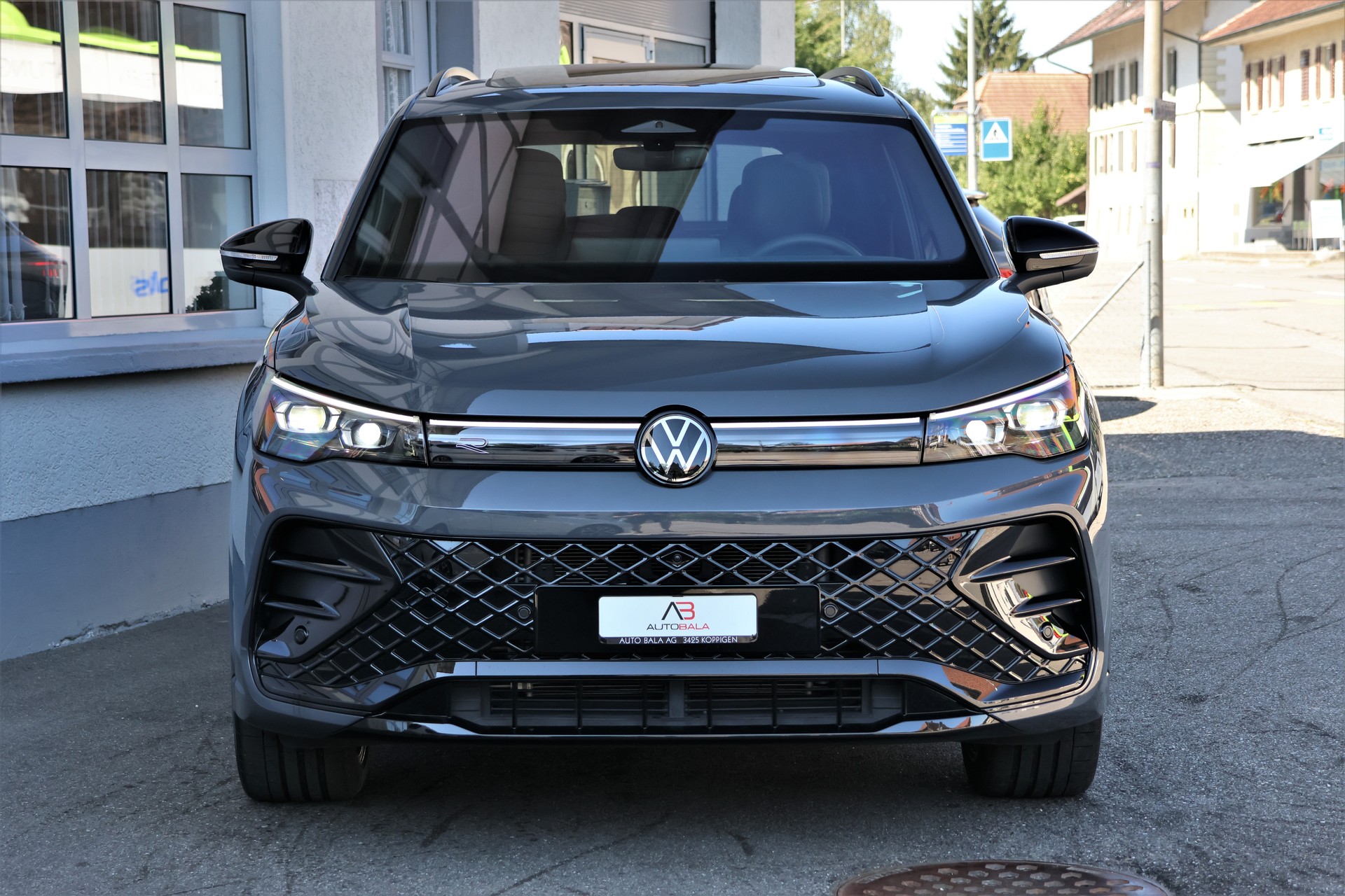VW Tiguan 2.0 TSI DSG R-Line 4Motion (CH) + 2.3T AHK *BlackStyle*-showroom-element-1