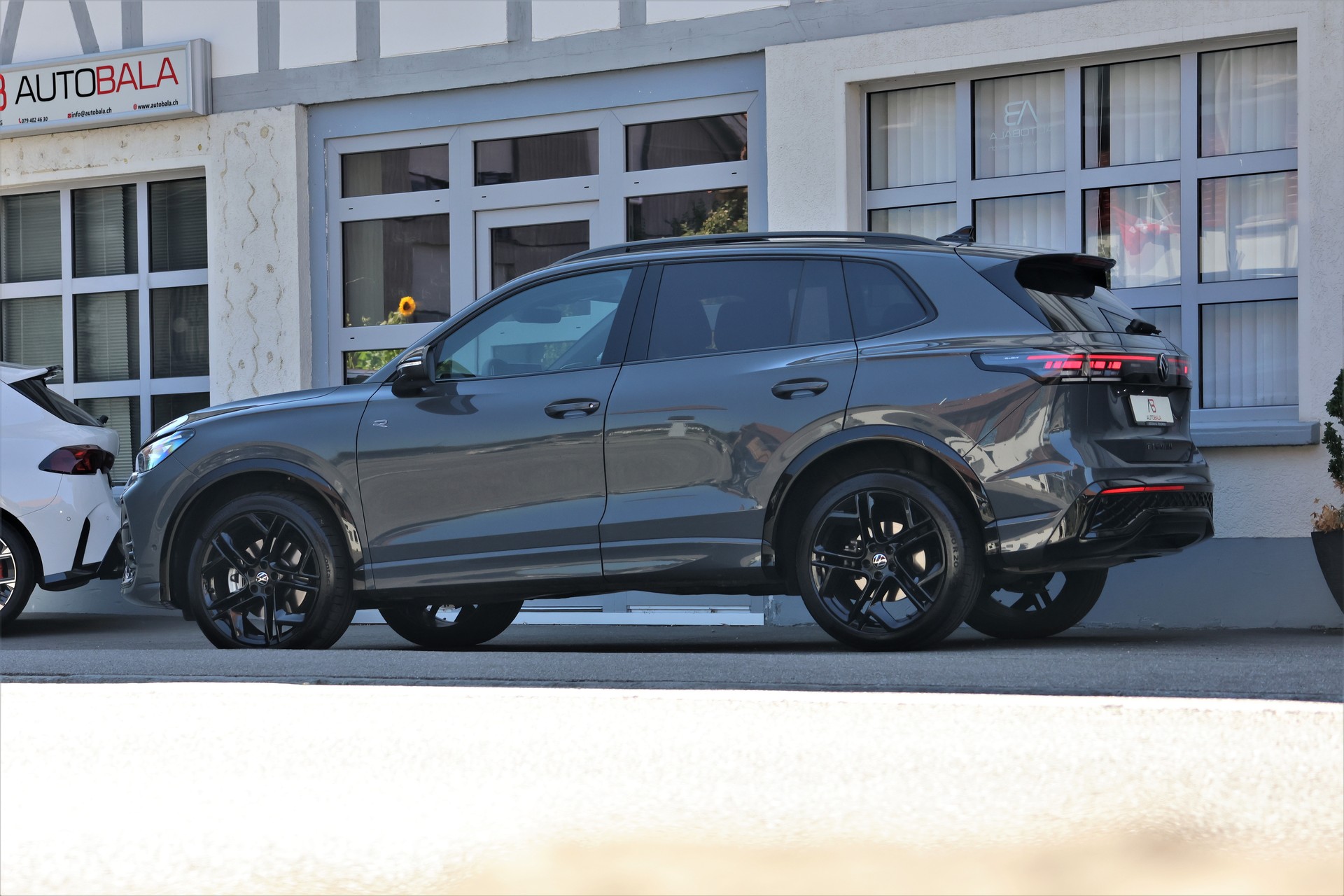 VW Tiguan 2.0 TSI DSG R-Line 4Motion (CH) + 2.3T AHK *BlackStyle*-showroom-element-3