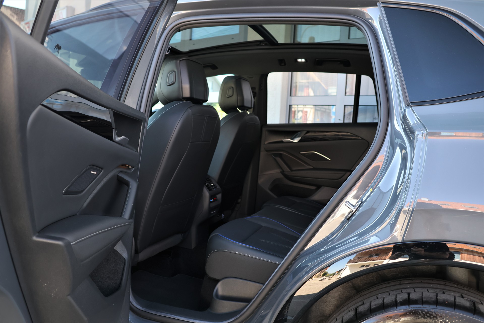 VW Tiguan 2.0 TSI DSG R-Line 4Motion (CH) + 2.3T AHK *BlackStyle*-image-13