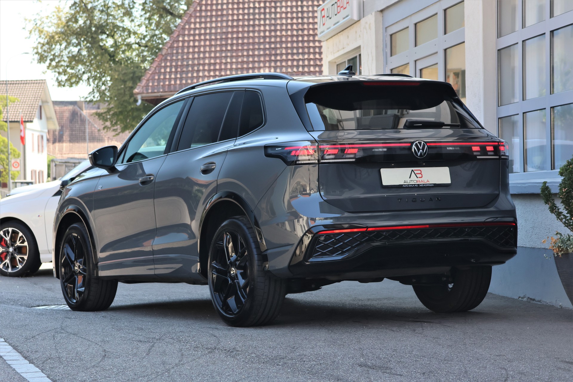 VW Tiguan 2.0 TSI DSG R-Line 4Motion (CH) + 2.3T AHK *BlackStyle*-showroom-element-2