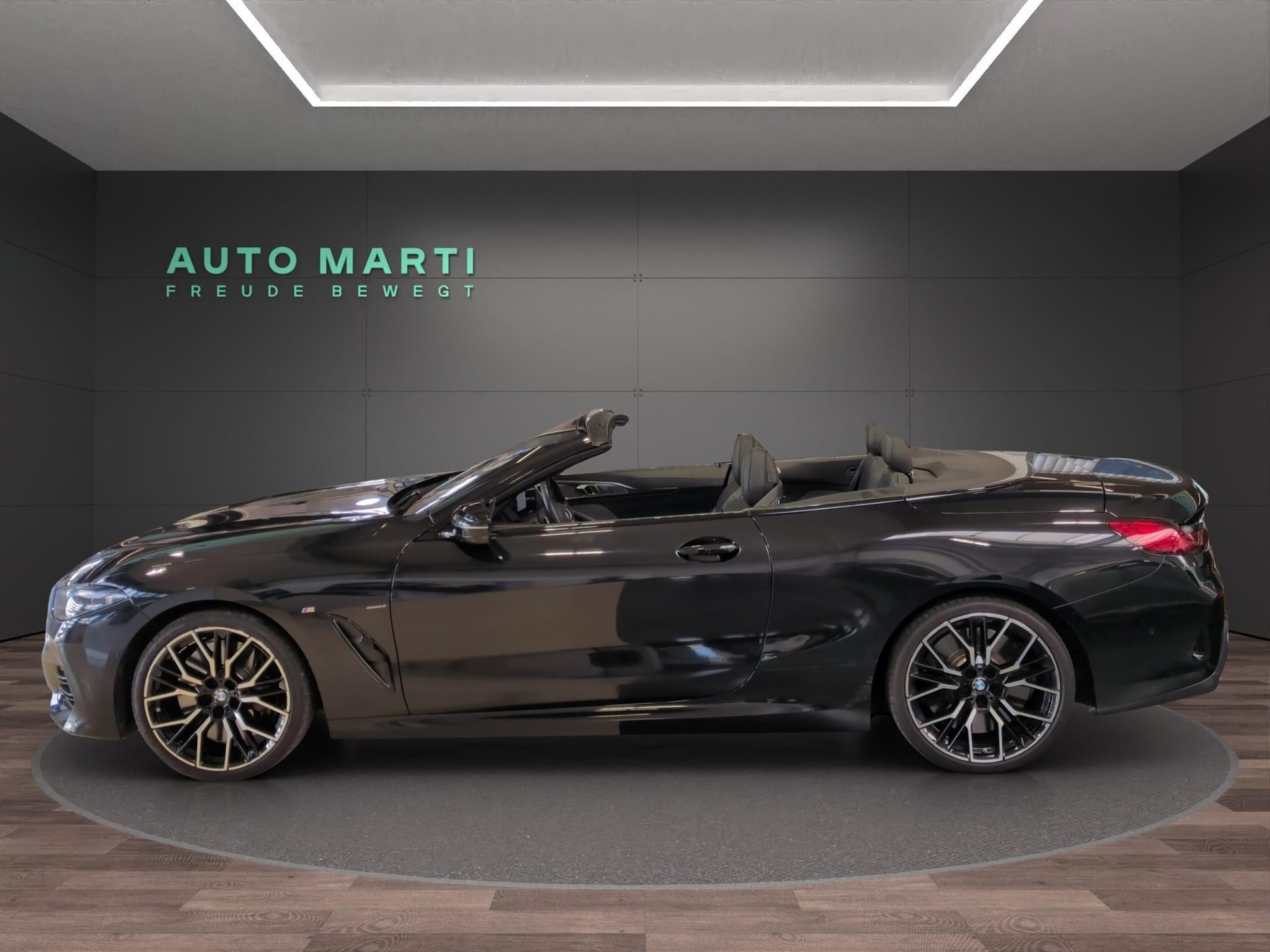 BMW M850i xDrive Cabriolet-showroom-element-1