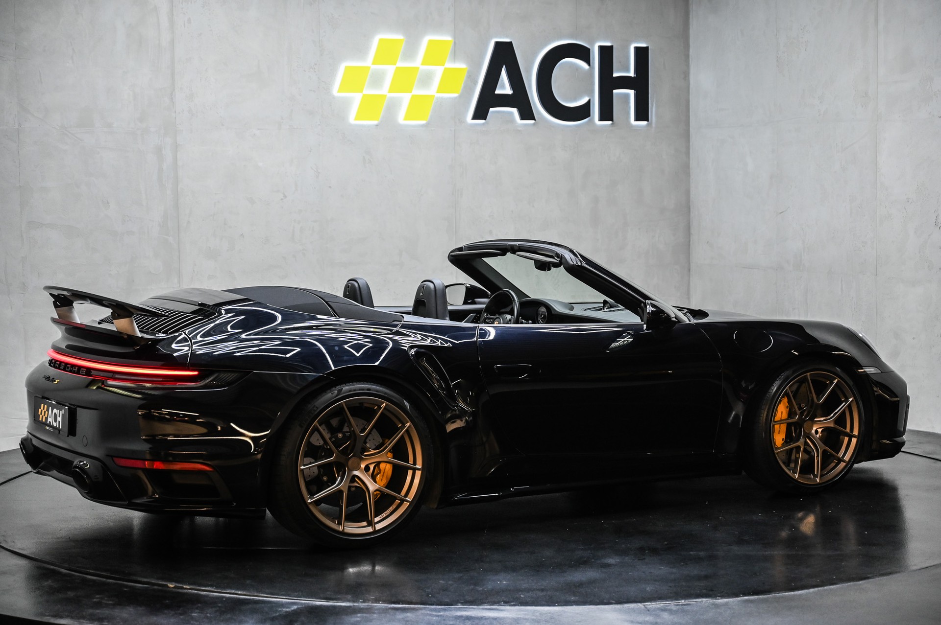 PORSCHE 911 Turbo S Cabriolet PDK-image-12
