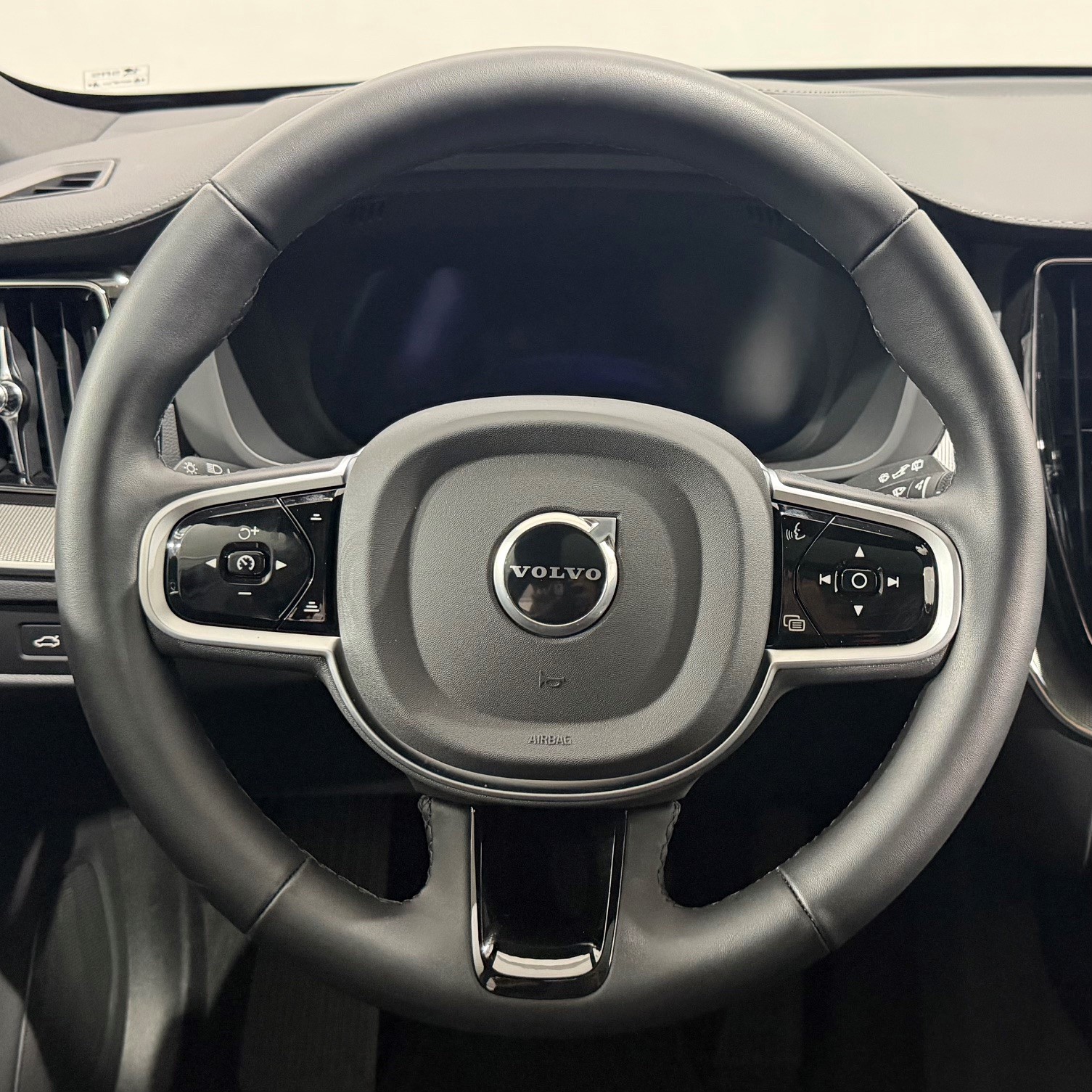 VOLVO XC60 2.0 T8 TE Black Edition e-image-9