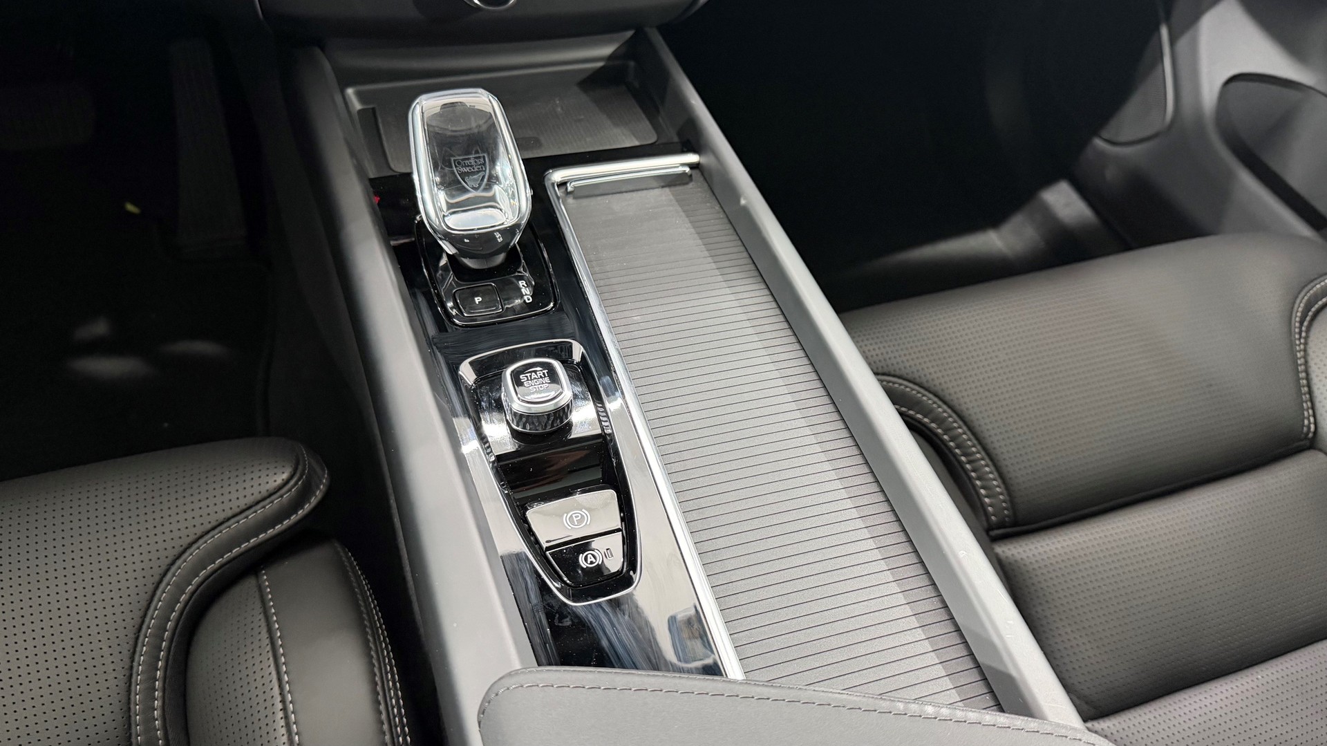 VOLVO XC60 2.0 T8 TE Black Edition e-image-15