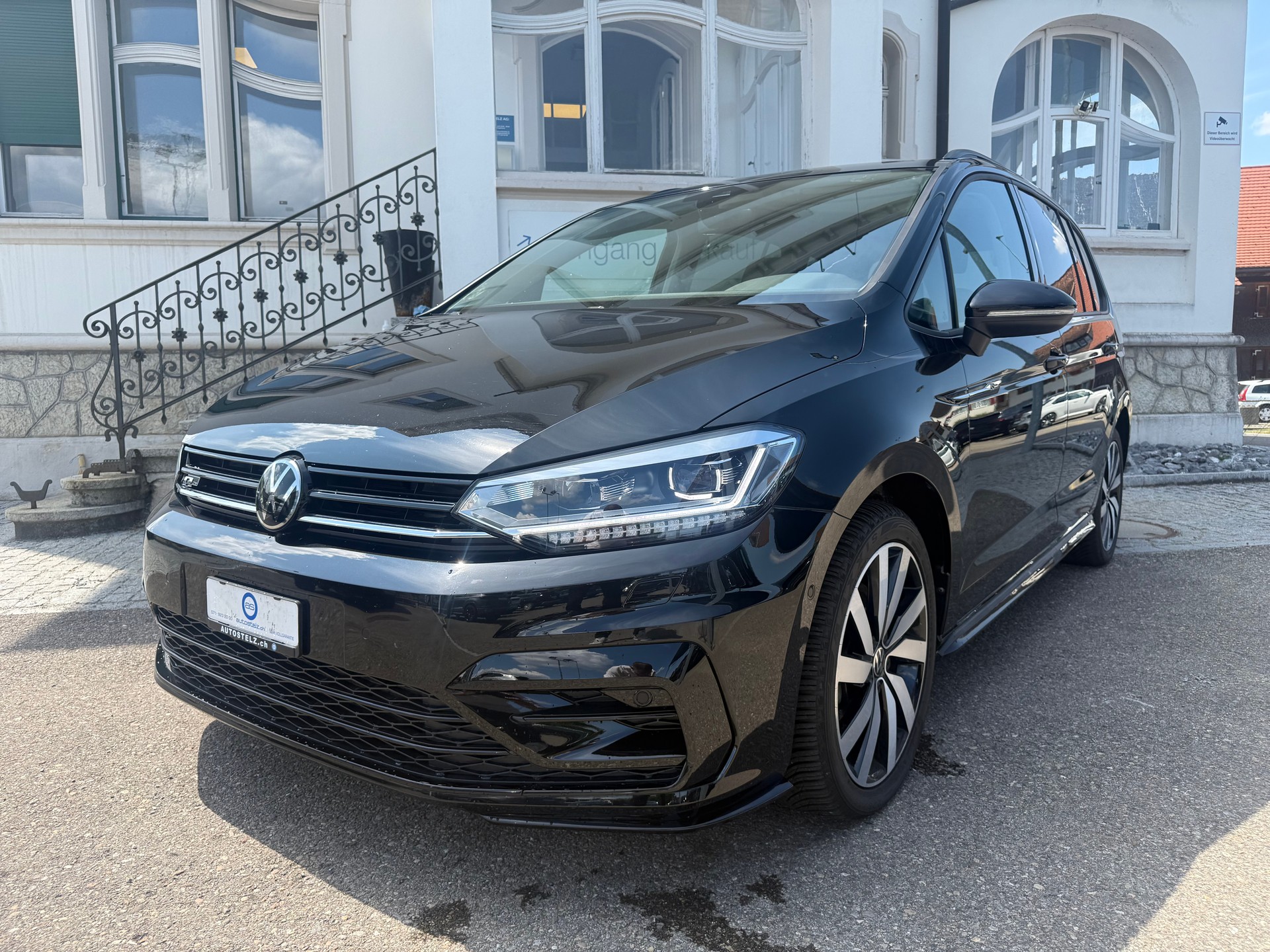 VW Touran 1.5 TSI Highline DSG R-LINE BLACK UND STYL / 48 MONATE WERK GARANTIE-showroom-element-1