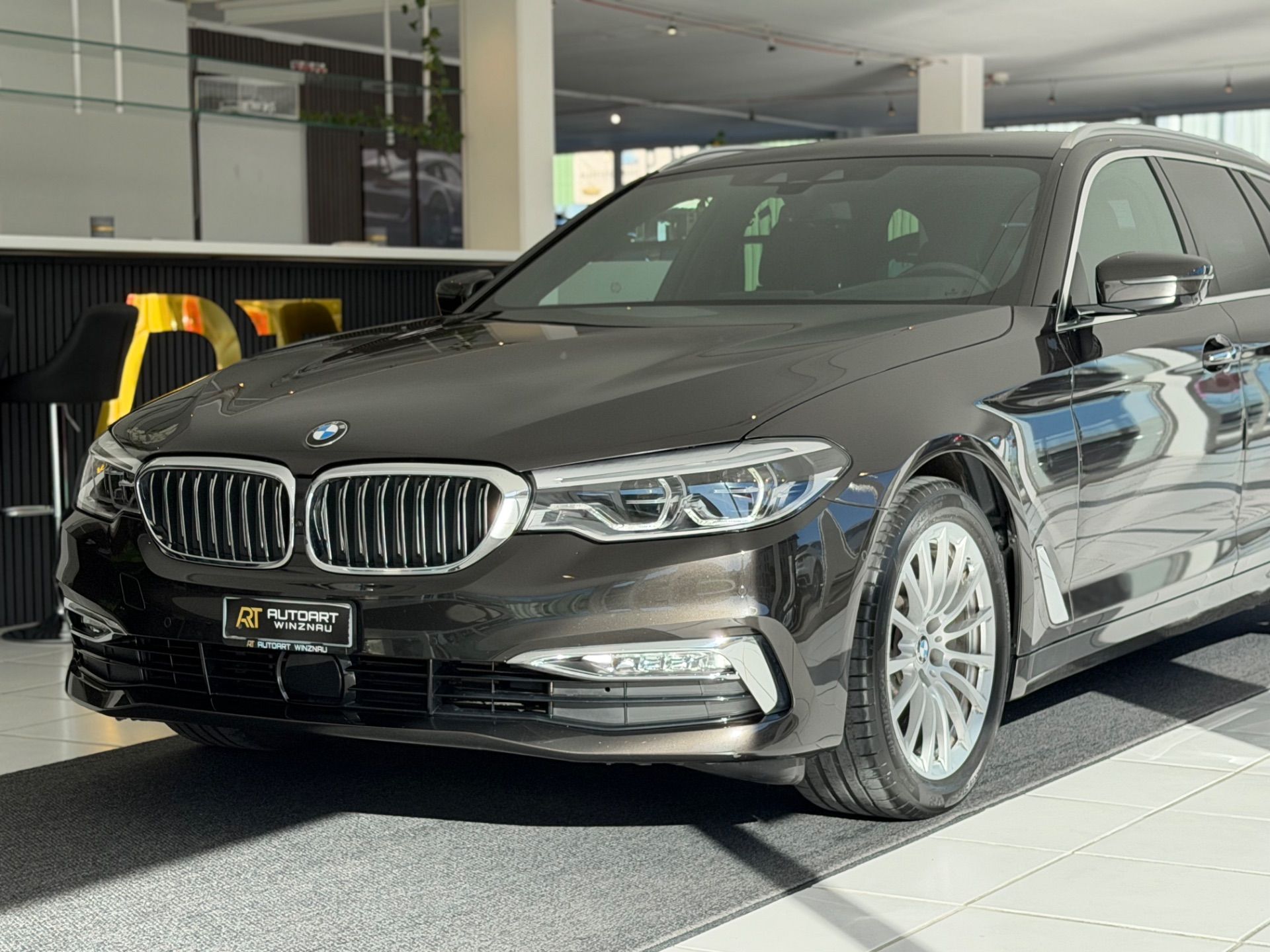 BMW 530 d xDrive Touring Luxury Line Steptronic **TOP Ausstattung**-showroom-element-1