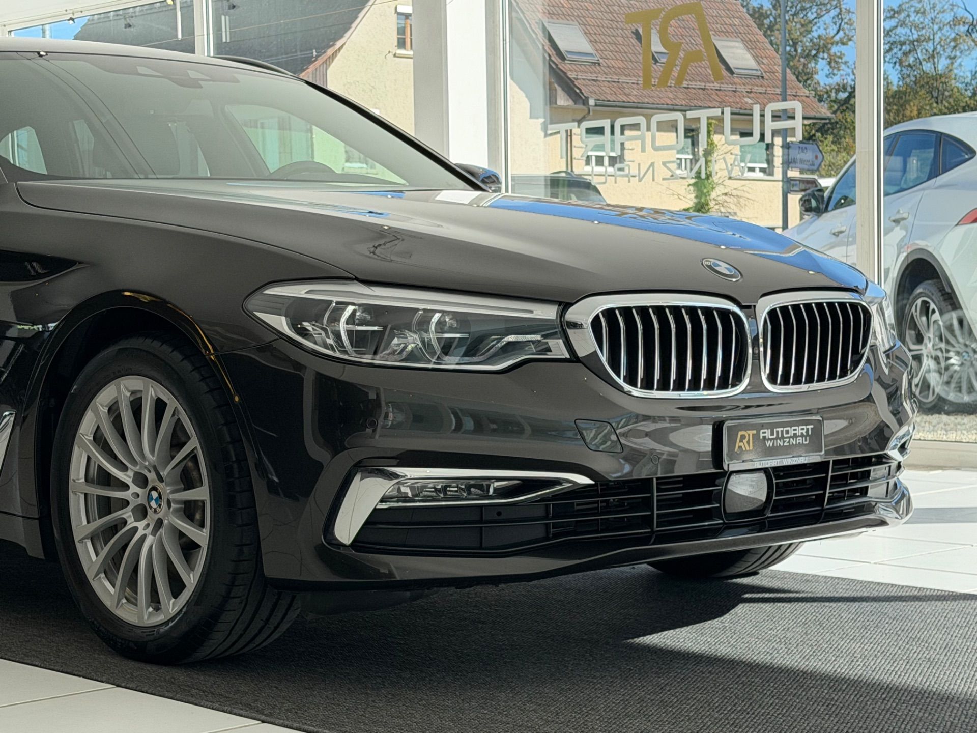 BMW 530 d xDrive Touring Luxury Line Steptronic **TOP Ausstattung**-showroom-element-3