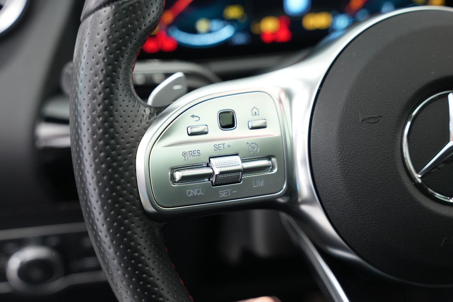 MERCEDES-BENZ GLA 250 4Matic AMG Line 8G-DCT *CH-Fahrzeug* *Panorama*-image-28
