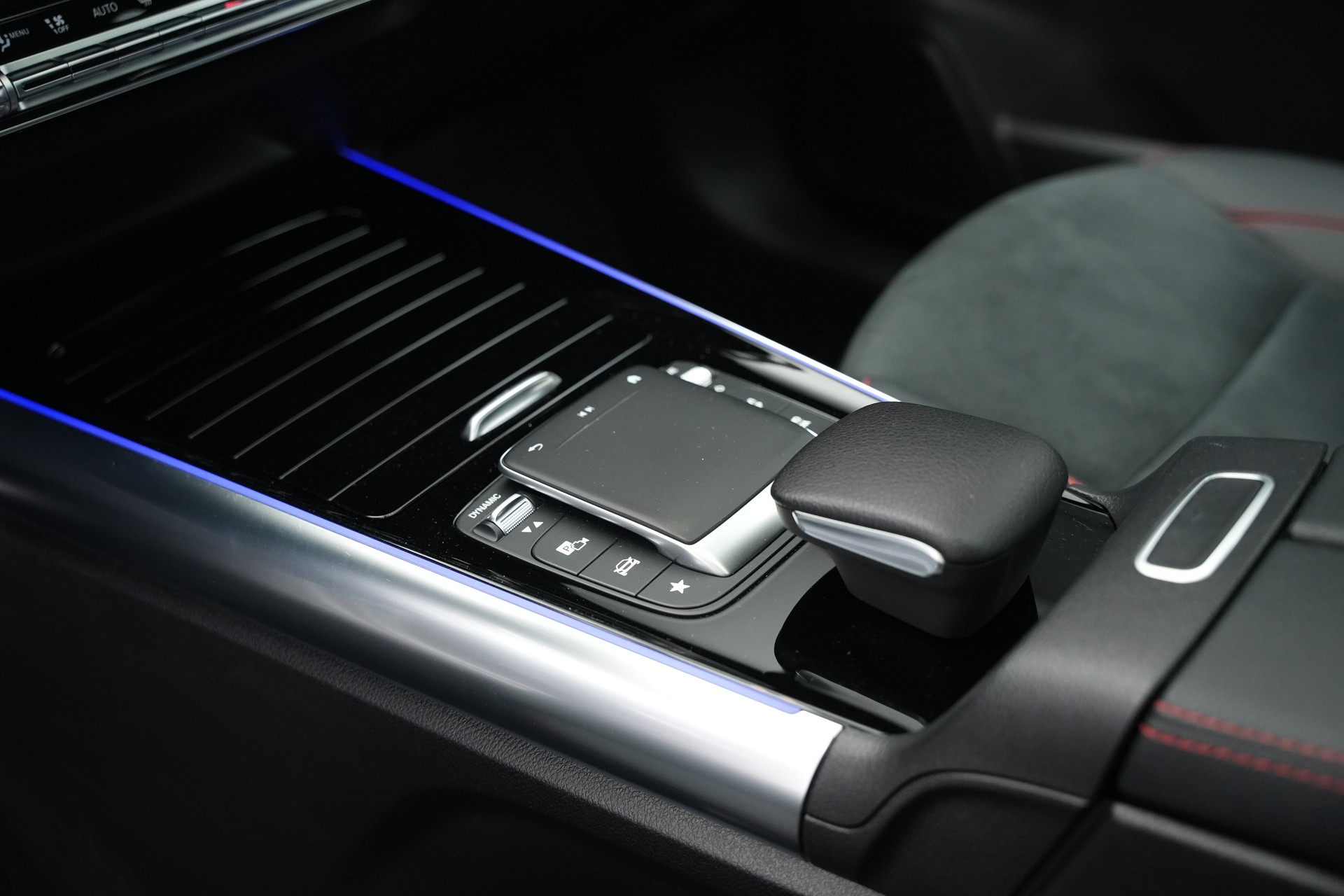 MERCEDES-BENZ GLA 250 4Matic AMG Line 8G-DCT *CH-Fahrzeug* *Panorama*-image-27