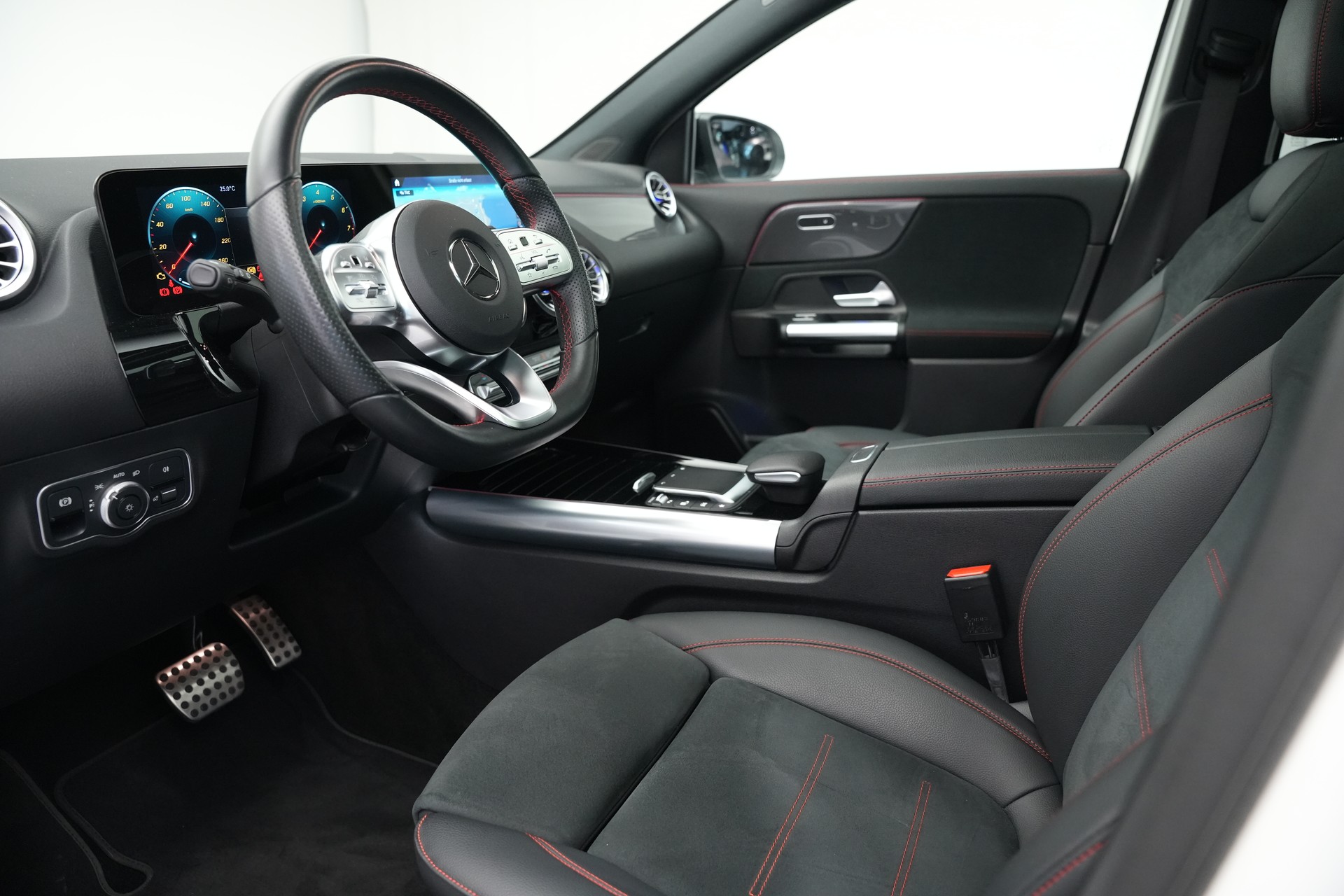 MERCEDES-BENZ GLA 250 4Matic AMG Line 8G-DCT *CH-Fahrzeug* *Panorama*-image-10