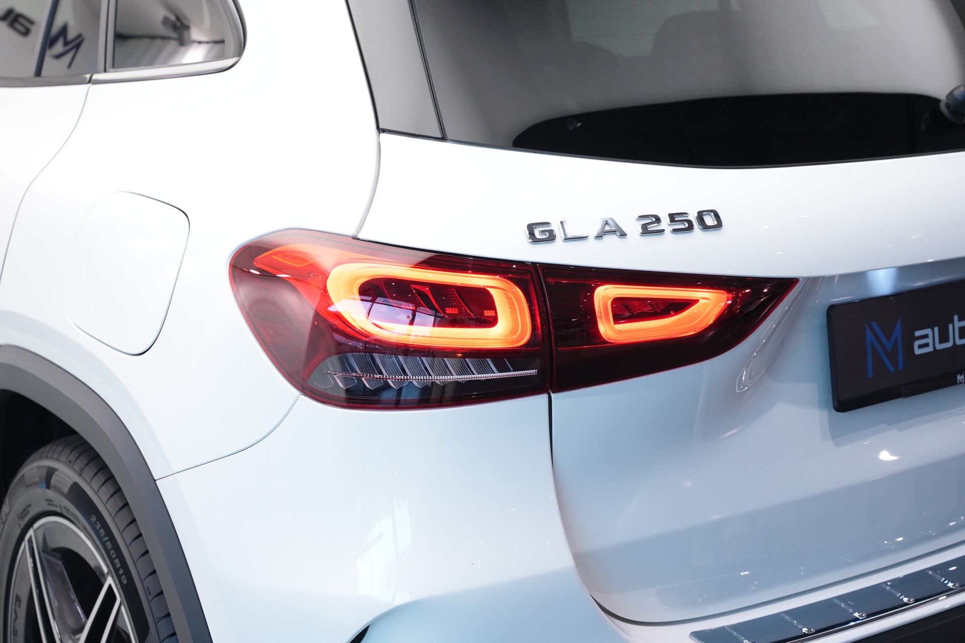 MERCEDES-BENZ GLA 250 4Matic AMG Line 8G-DCT *CH-Fahrzeug* *Panorama*-image-37