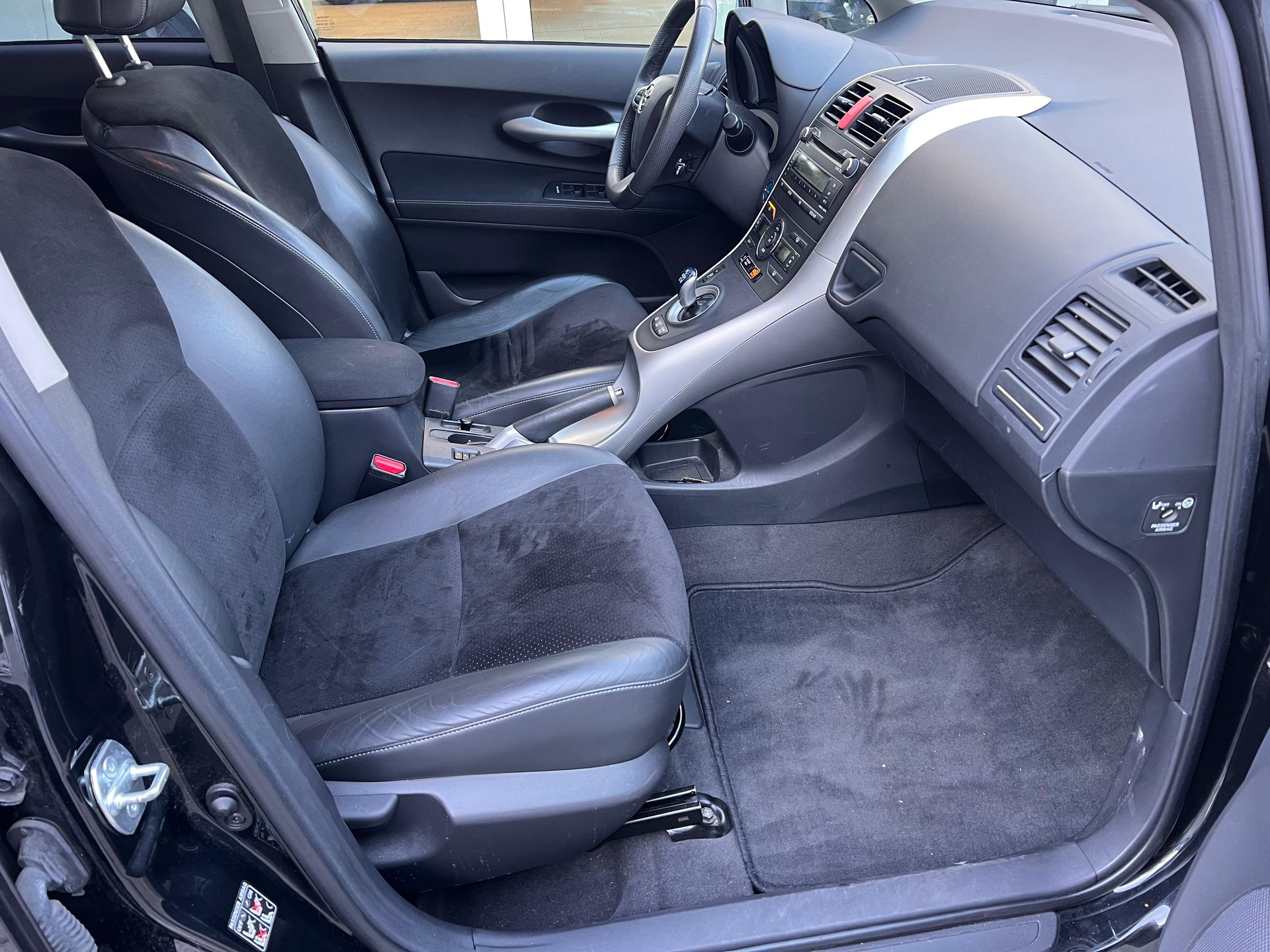 TOYOTA Auris 1.8 HSD Linea Sol-image-12