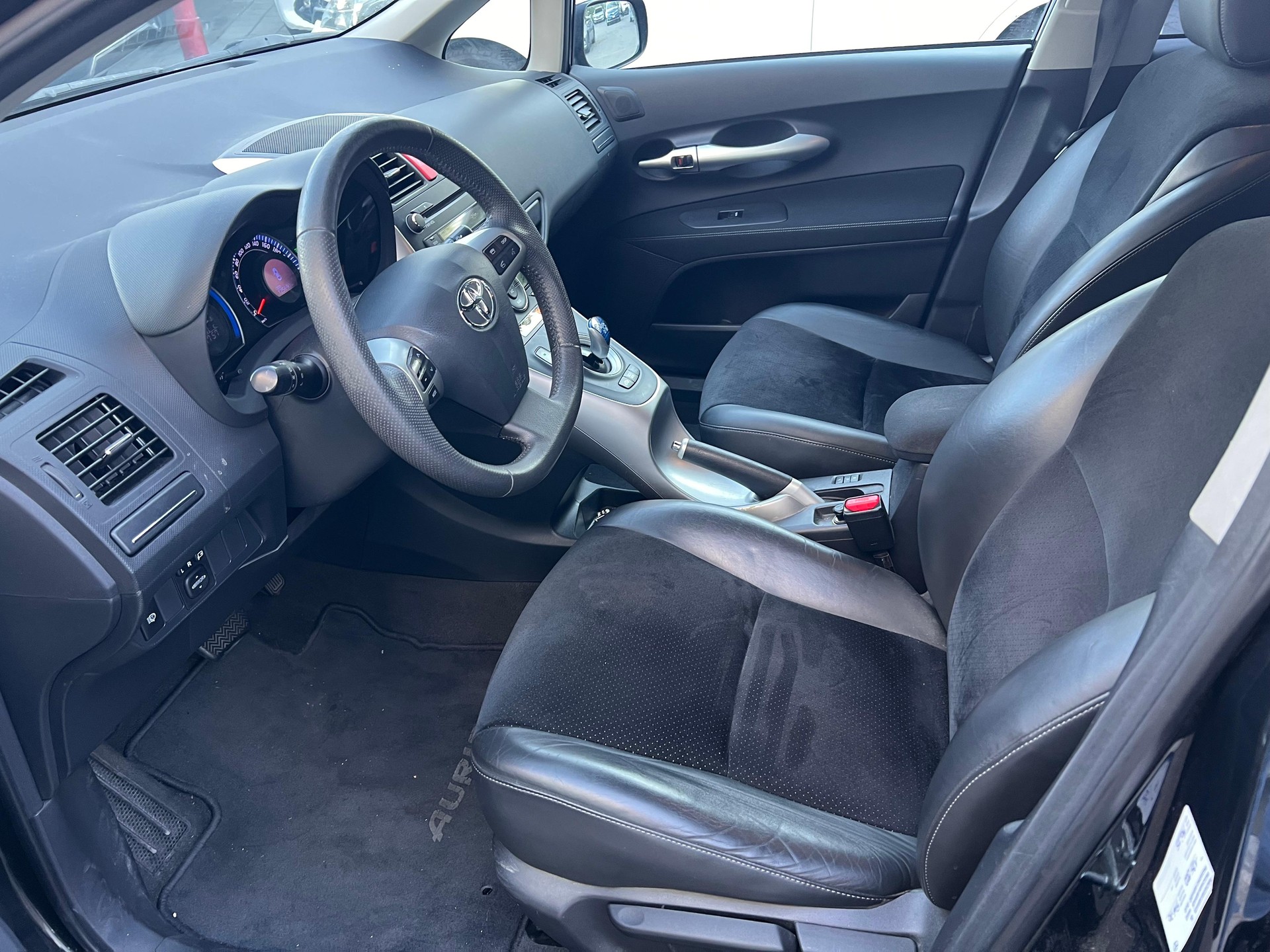 TOYOTA Auris 1.8 HSD Linea Sol-image-8