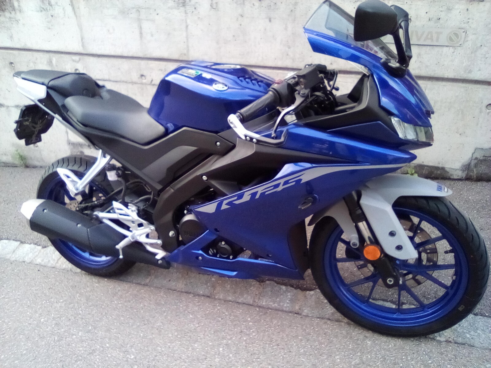 YAMAHA YZF-R 125 ABS-image-3