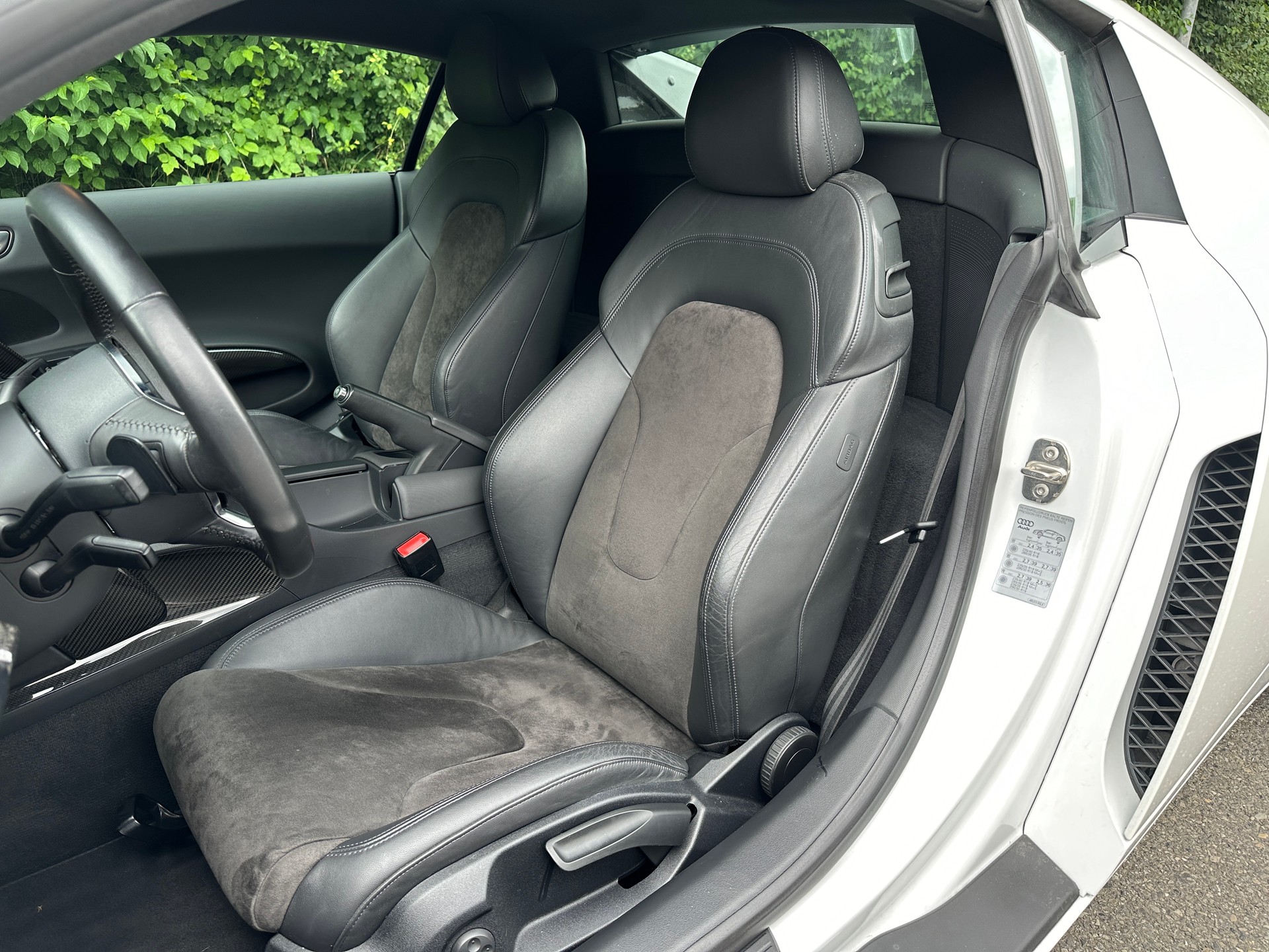 AUDI R8 Coupé 4.2-image-11