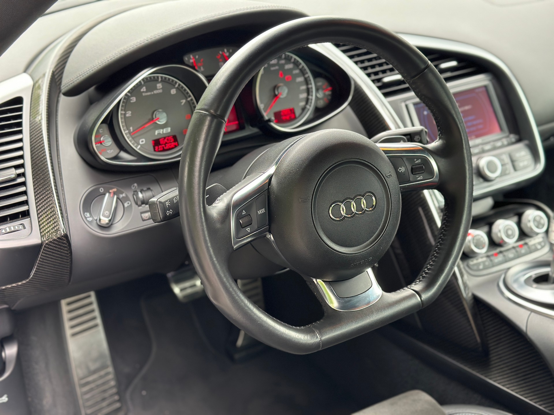 AUDI R8 Coupé 4.2-image-14
