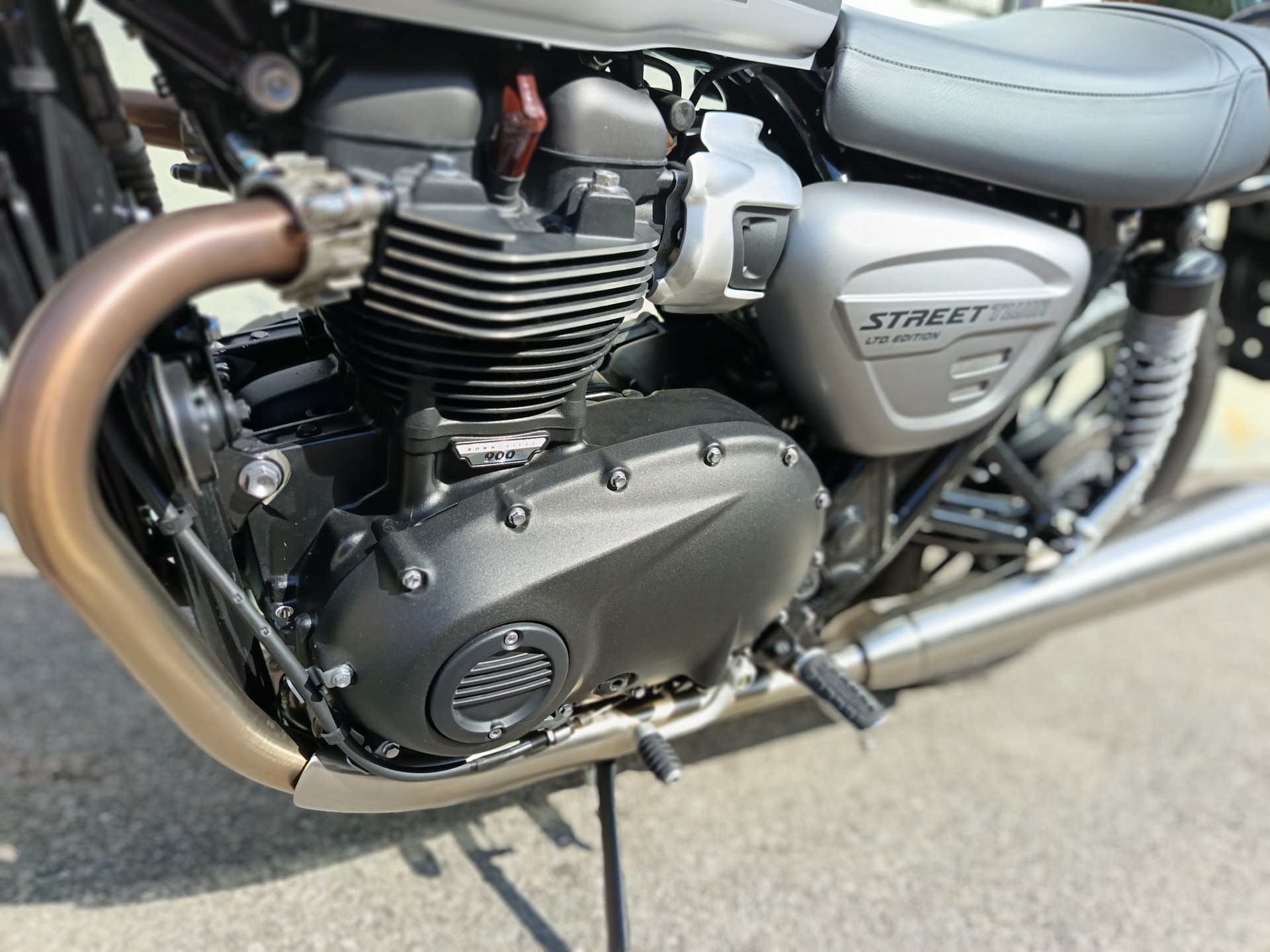 TRIUMPH Street Twin 900 Special Edition-image-8