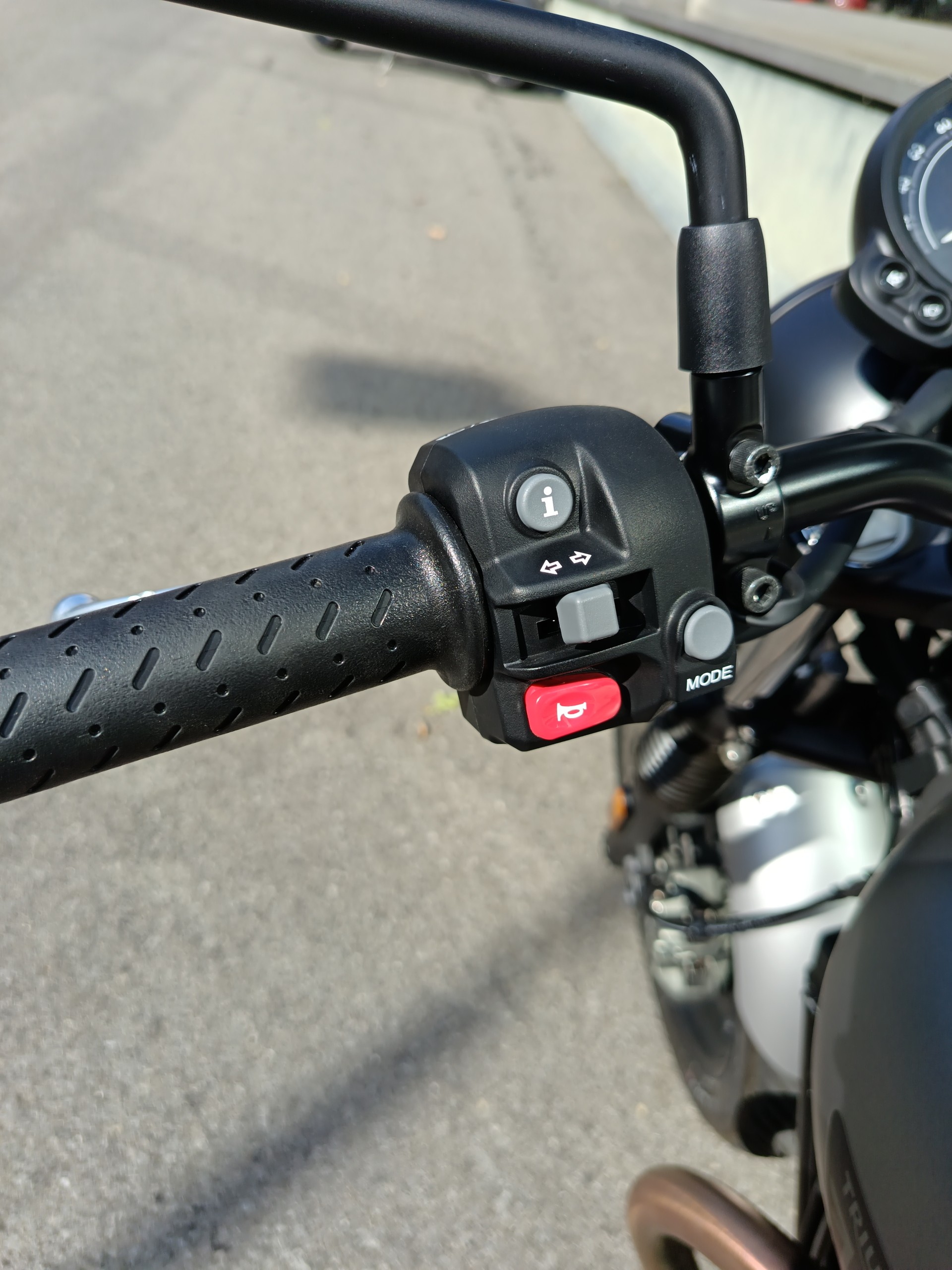 TRIUMPH Street Twin 900 Special Edition-image-6