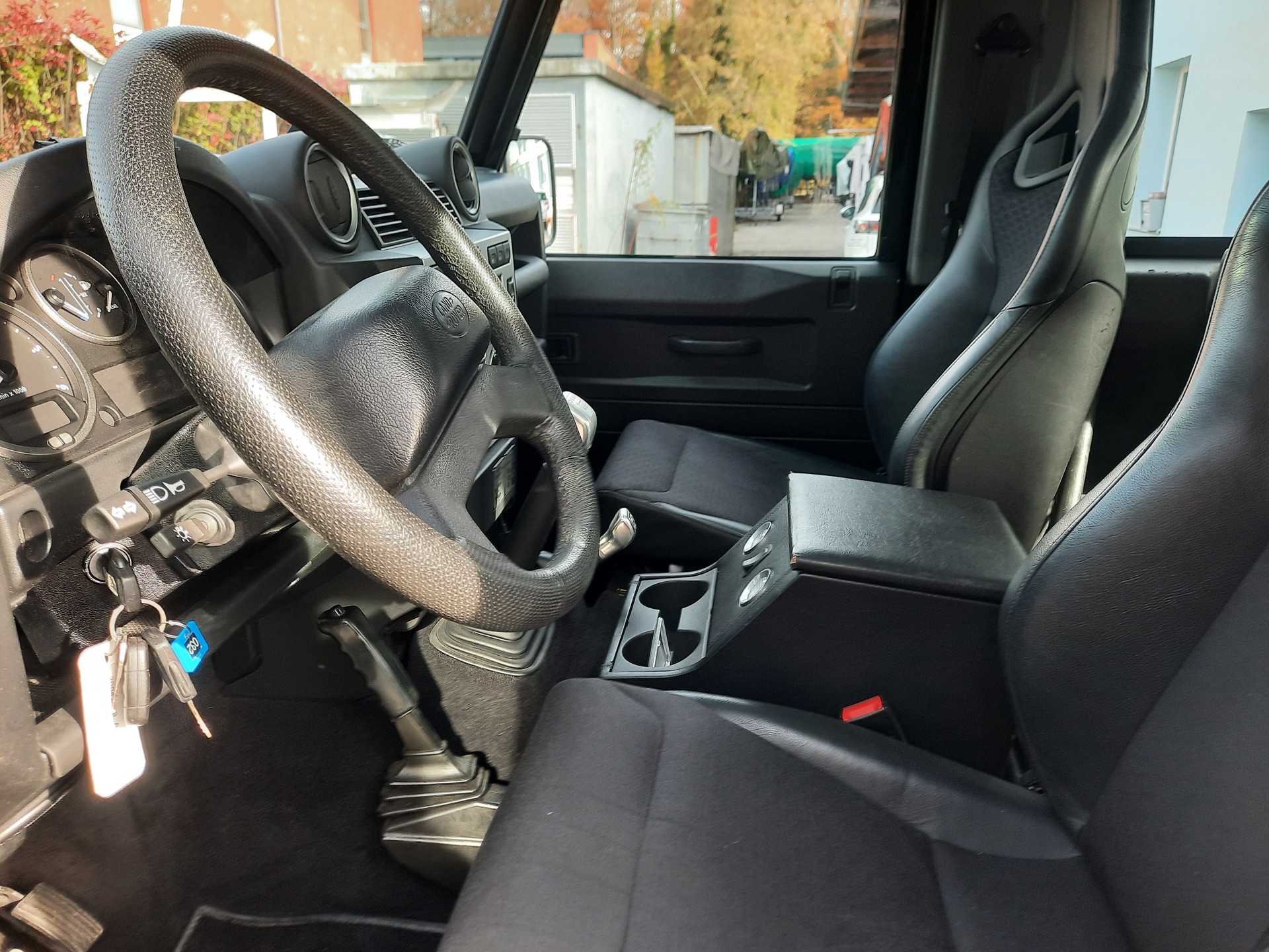 LAND ROVER Defender 90 SW 2.4Tdc SVX-image-9