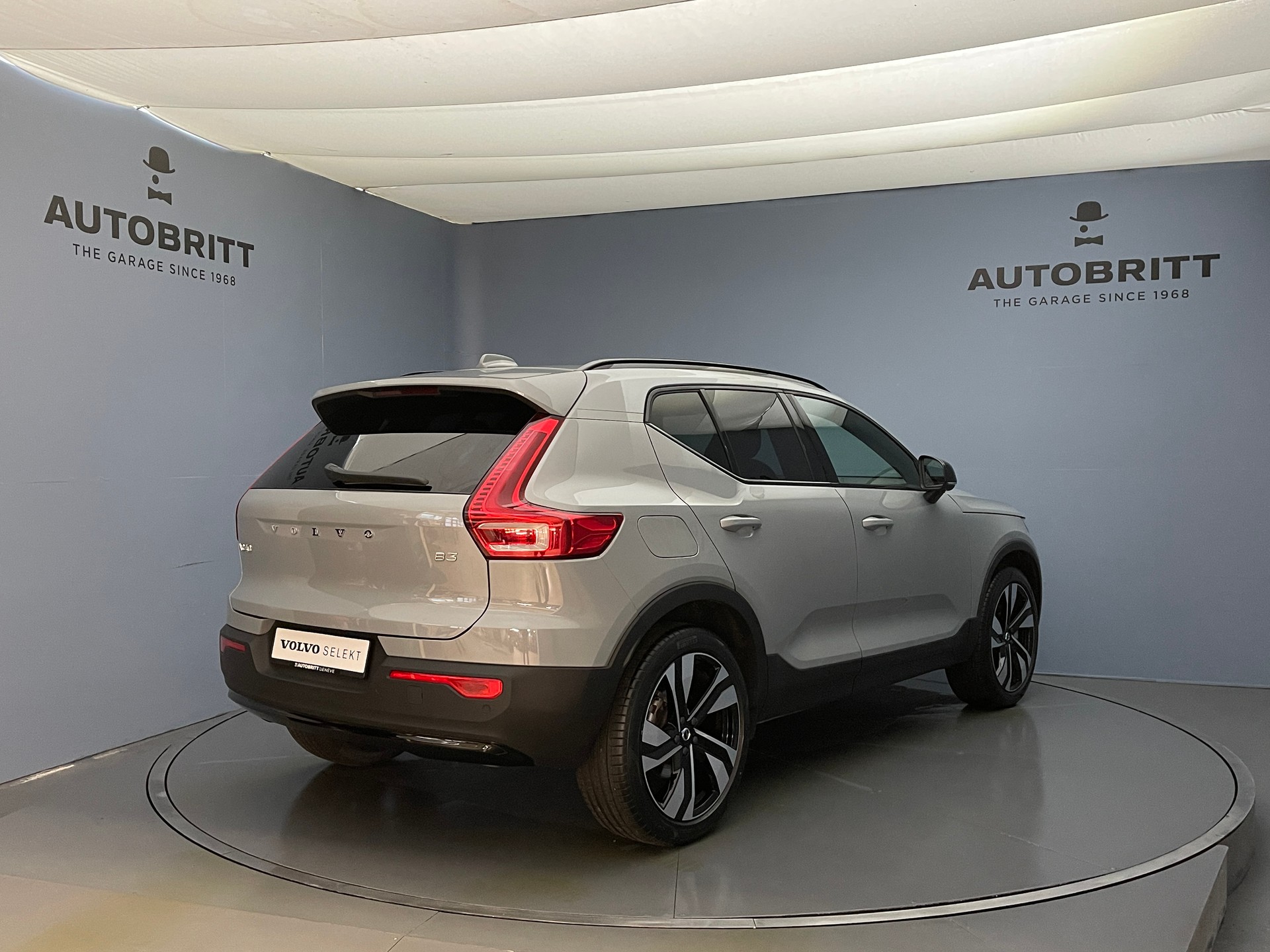 VOLVO XC40 2.0 B3 MH Plus Dark-showroom-element-3