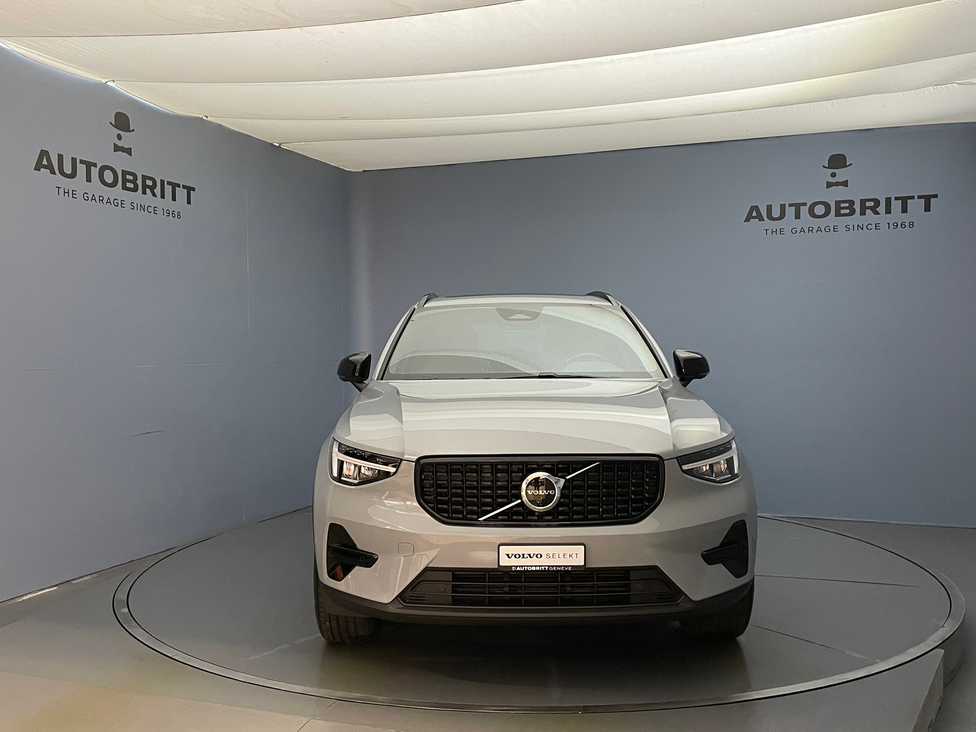 VOLVO XC40 2.0 B3 MH Plus Dark-showroom-element-1