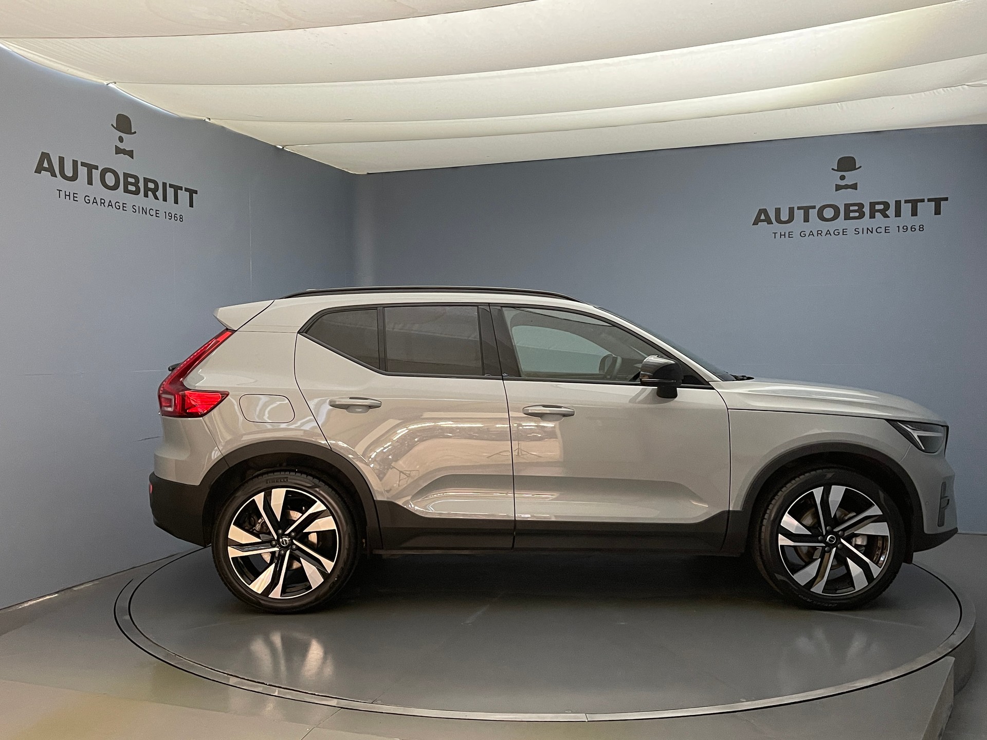 VOLVO XC40 2.0 B3 MH Plus Dark-showroom-element-2