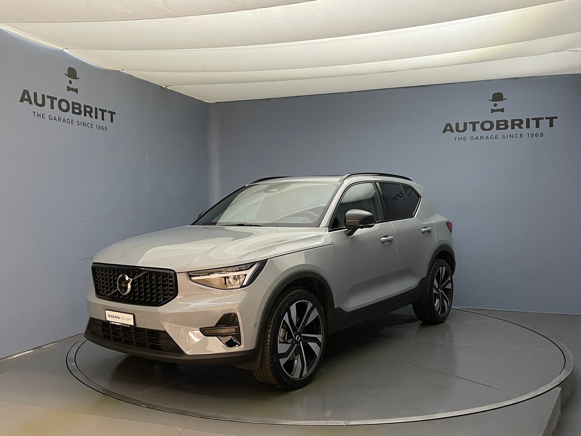 VOLVO XC40 2.0 B3 MH Plus Dark