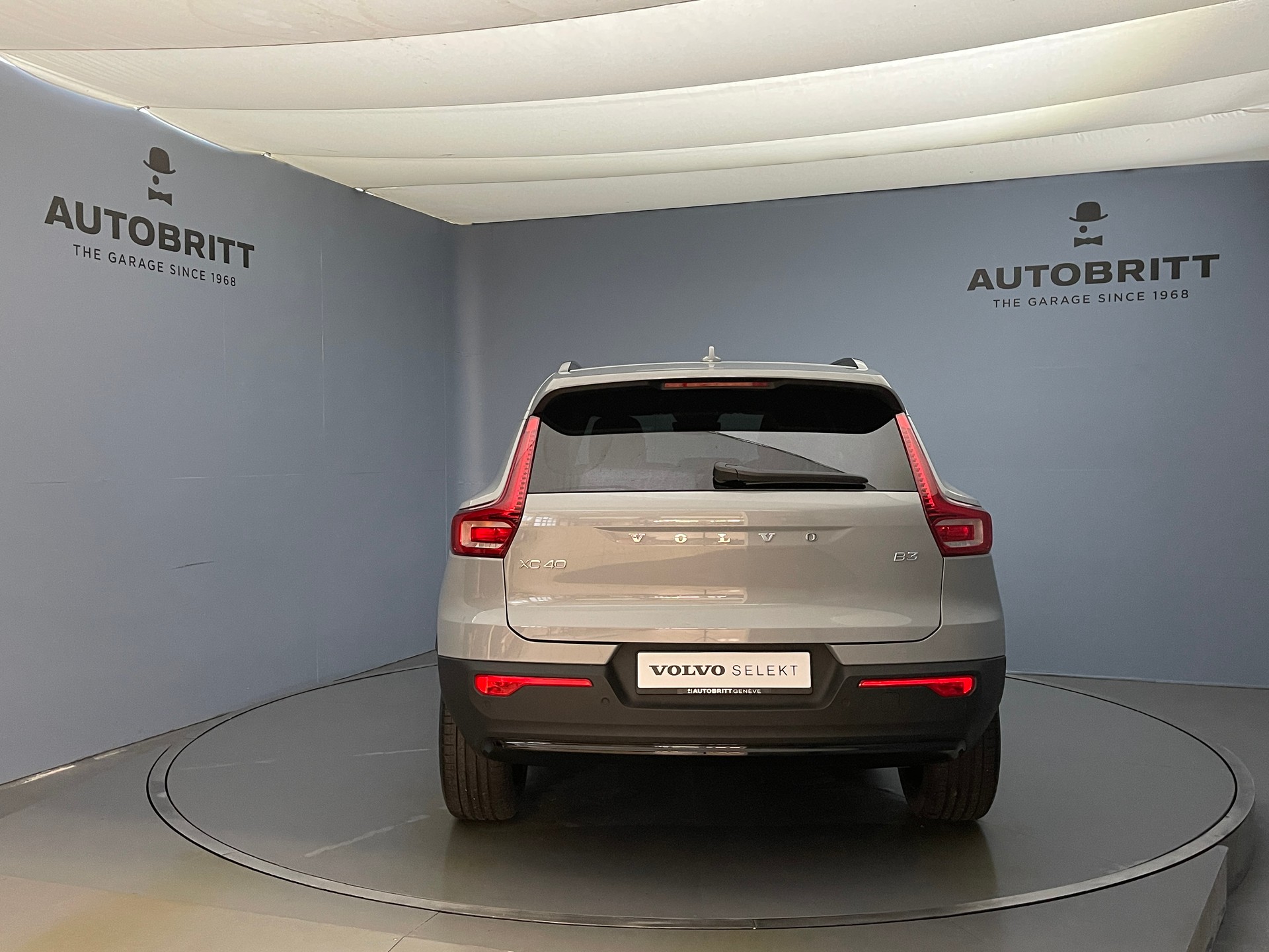 VOLVO XC40 2.0 B3 MH Plus Dark-image-7