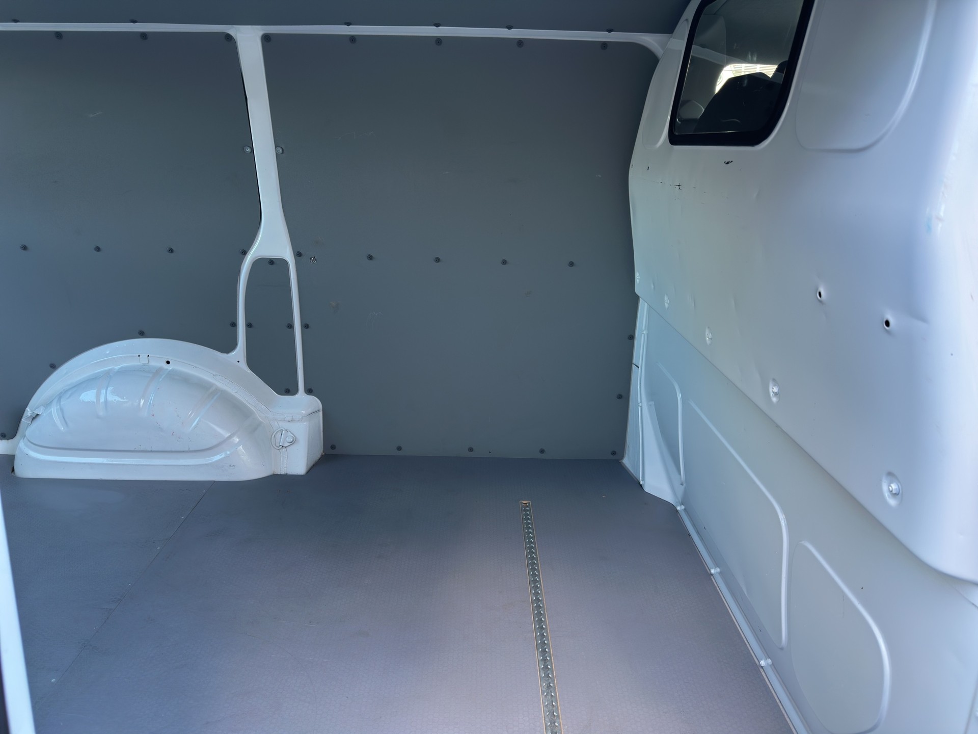 VW T6.1 2.0 TDI Entry-image-15