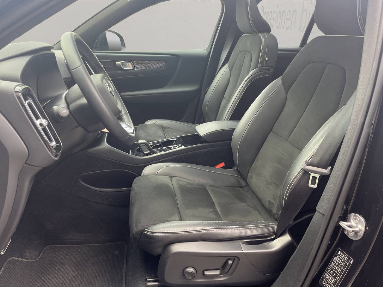 VOLVO XC40 1.5 T5 PiH R-Design-image-9