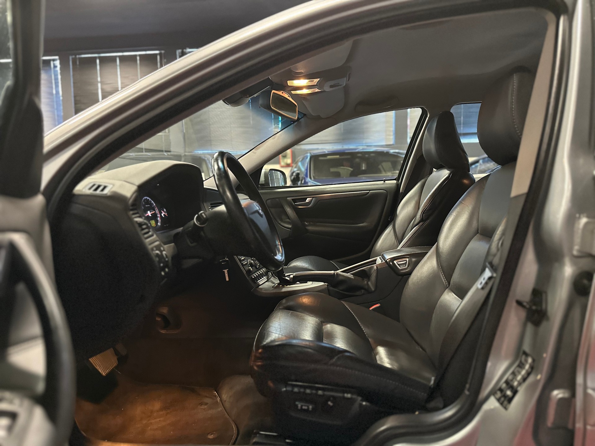 VOLVO V70 2.4 Bi-Fuel Momentum / ** Frisch ab MFK + Service **-image-8