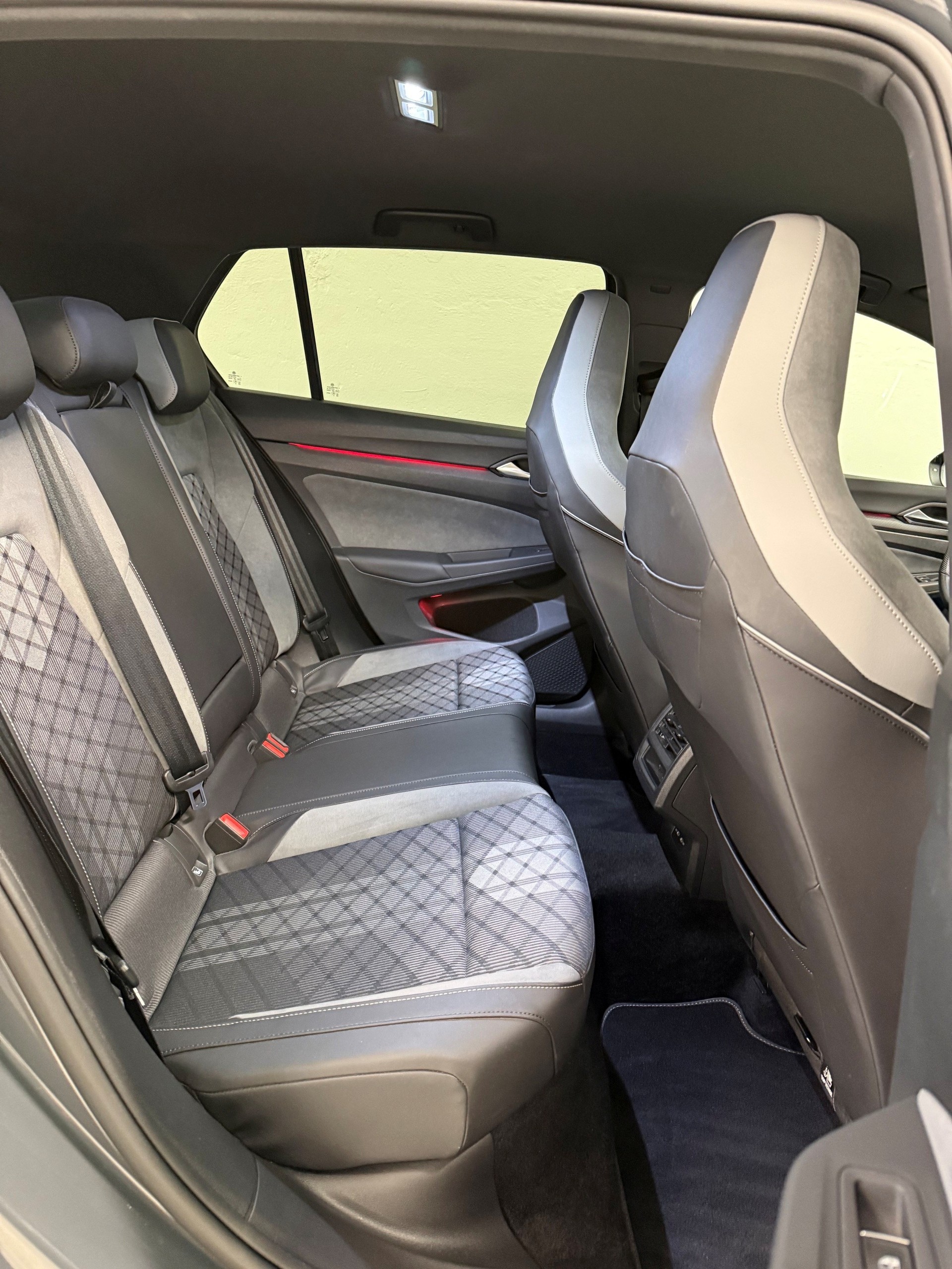 VW Golf 1.5 eTSI mHEV ACT R-Line DSG-image-9