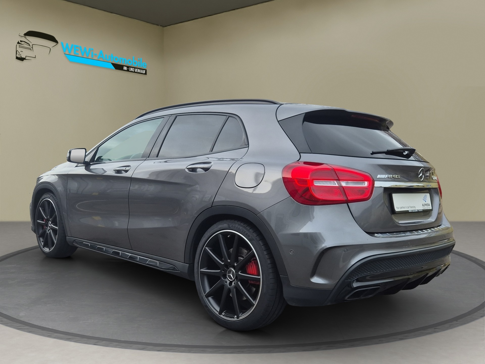 MERCEDES-BENZ GLA 45 AMG 4Matic 7G-DCT-showroom-element-2