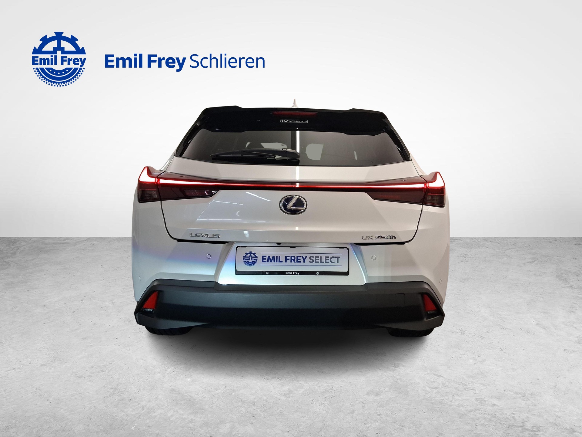LEXUS UX 250h Excellence-showroom-element-3