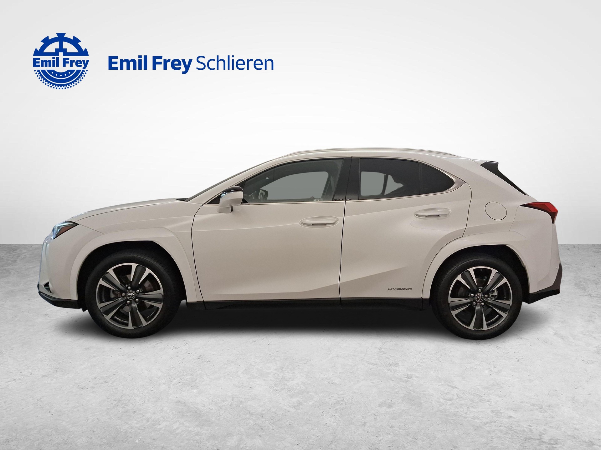 LEXUS UX 250h Excellence-showroom-element-1