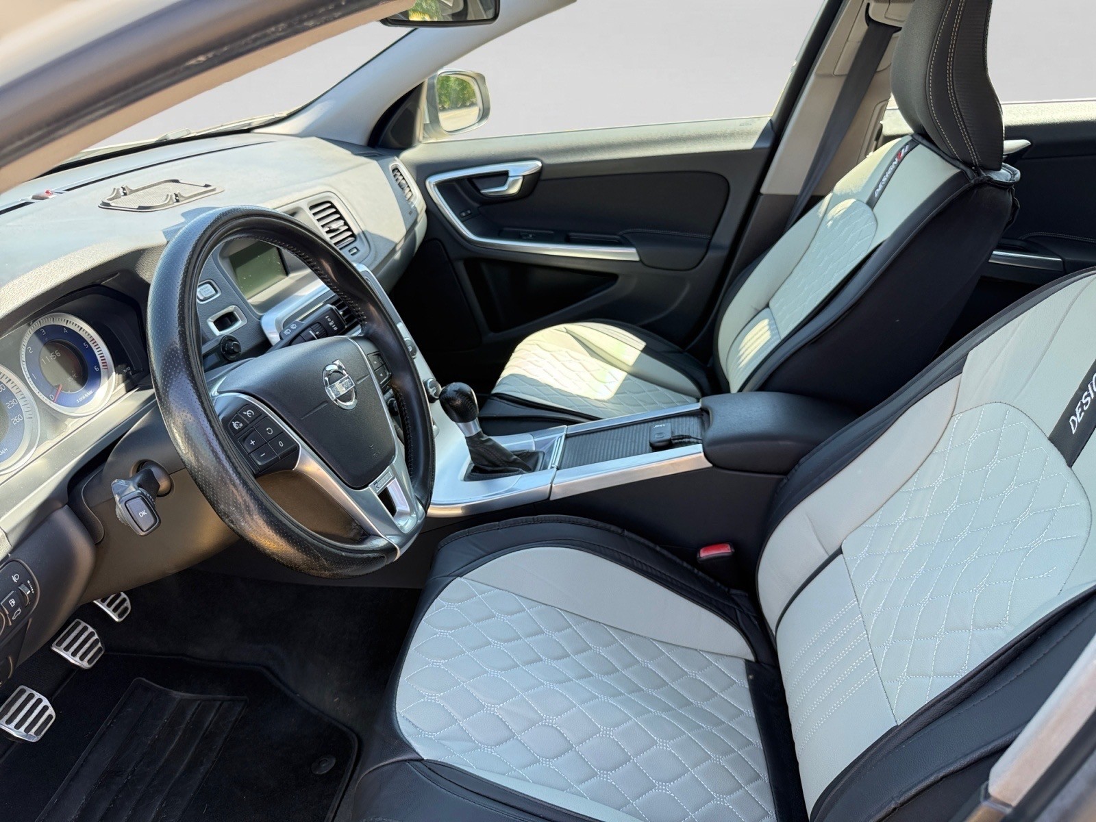 VOLVO V60 D2 R-Design-image-8