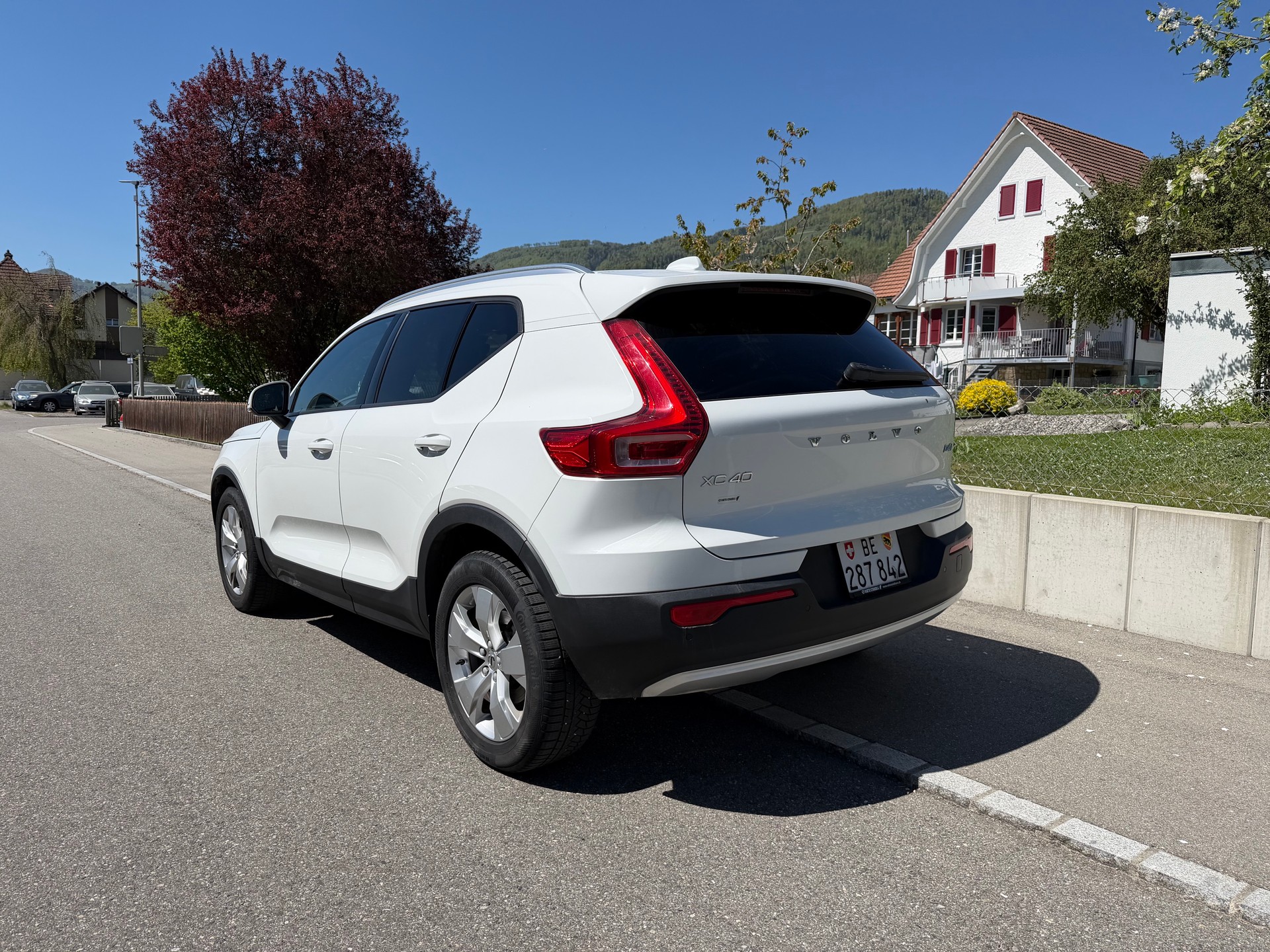 VOLVO XC40 D4 AWD Momentum Geartronic-image-2