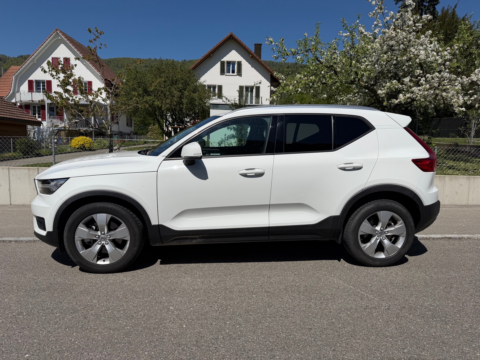 VOLVO XC40 D4 AWD Momentum Geartronic-image-1