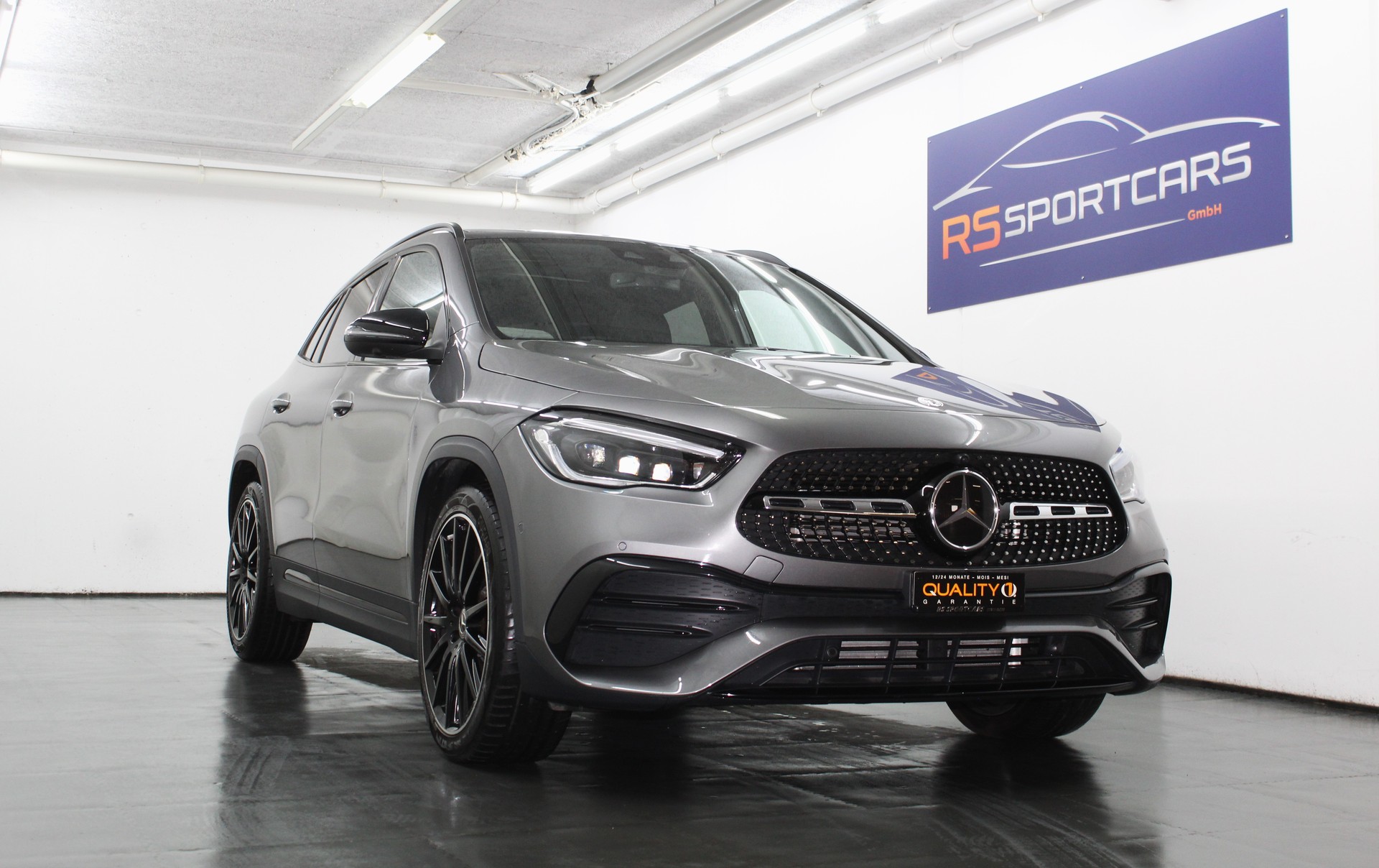 MERCEDES-BENZ GLA 220d 4Matic AMG Line 8G-DCT Sport-Paket Black / CH-Fahrzeug-showroom-element-1